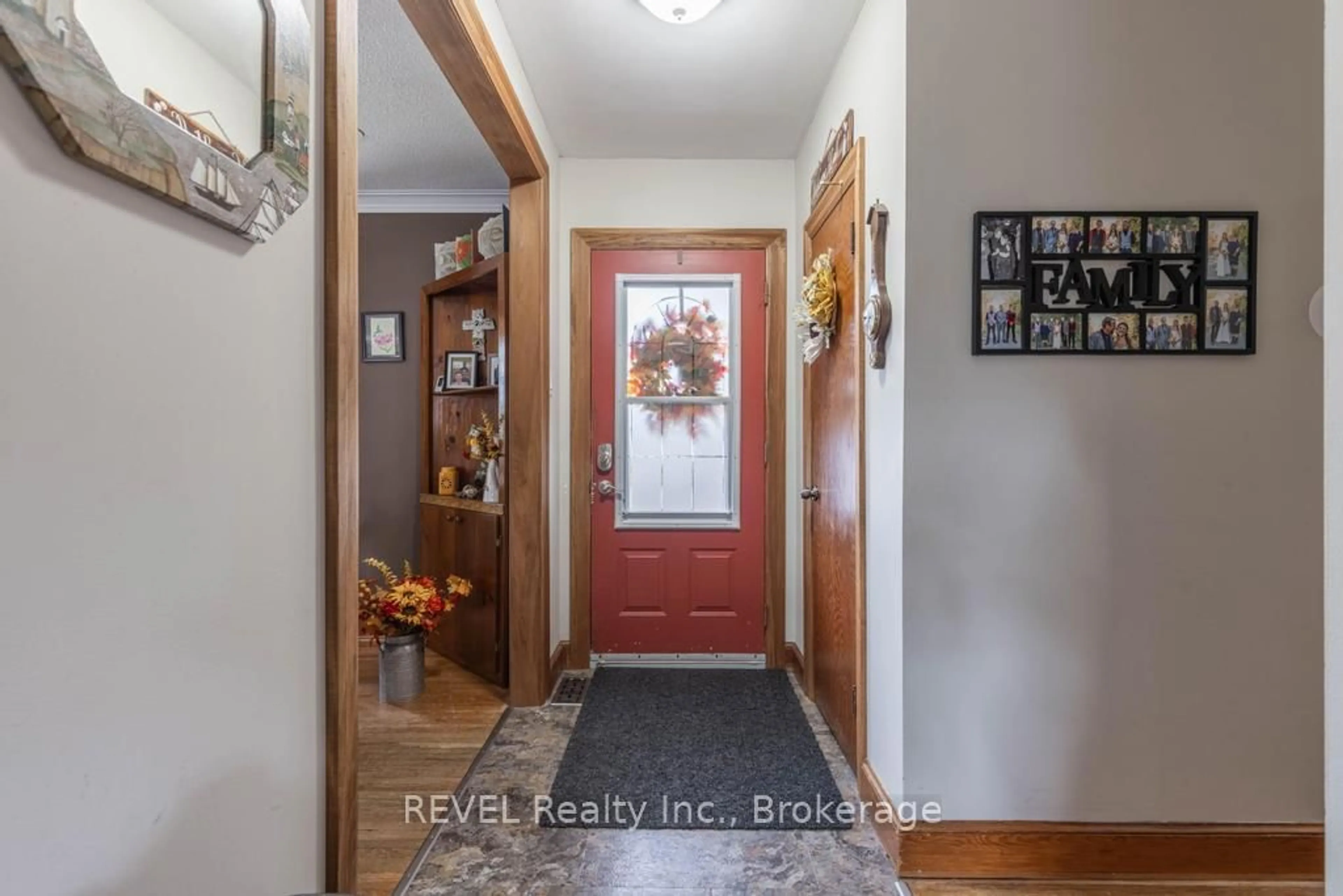 Indoor entryway for 266 Linwell Rd, St. Catharines Ontario L2N 1S5