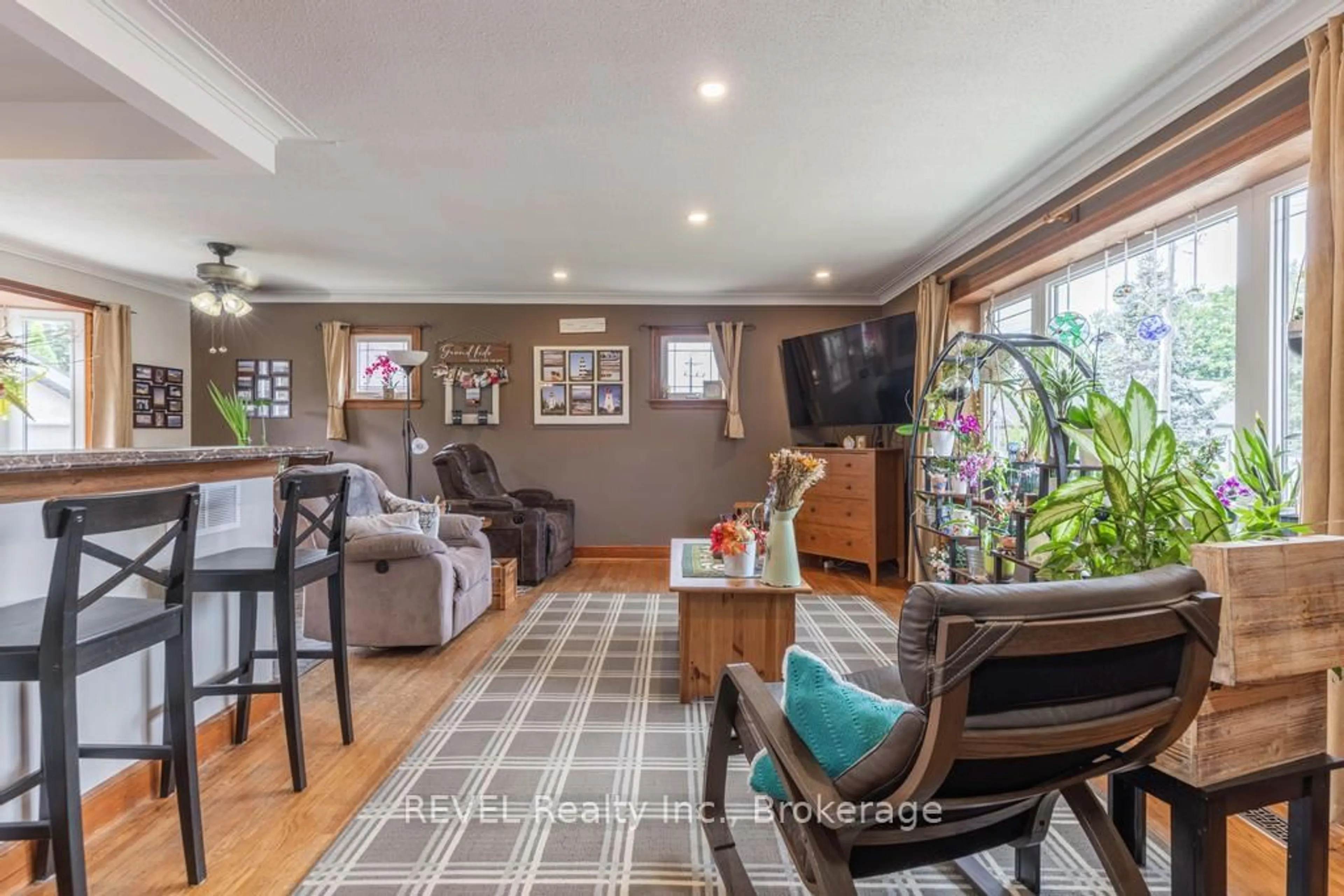 Living room with furniture, wood/laminate floor for 266 Linwell Rd, St. Catharines Ontario L2N 1S5