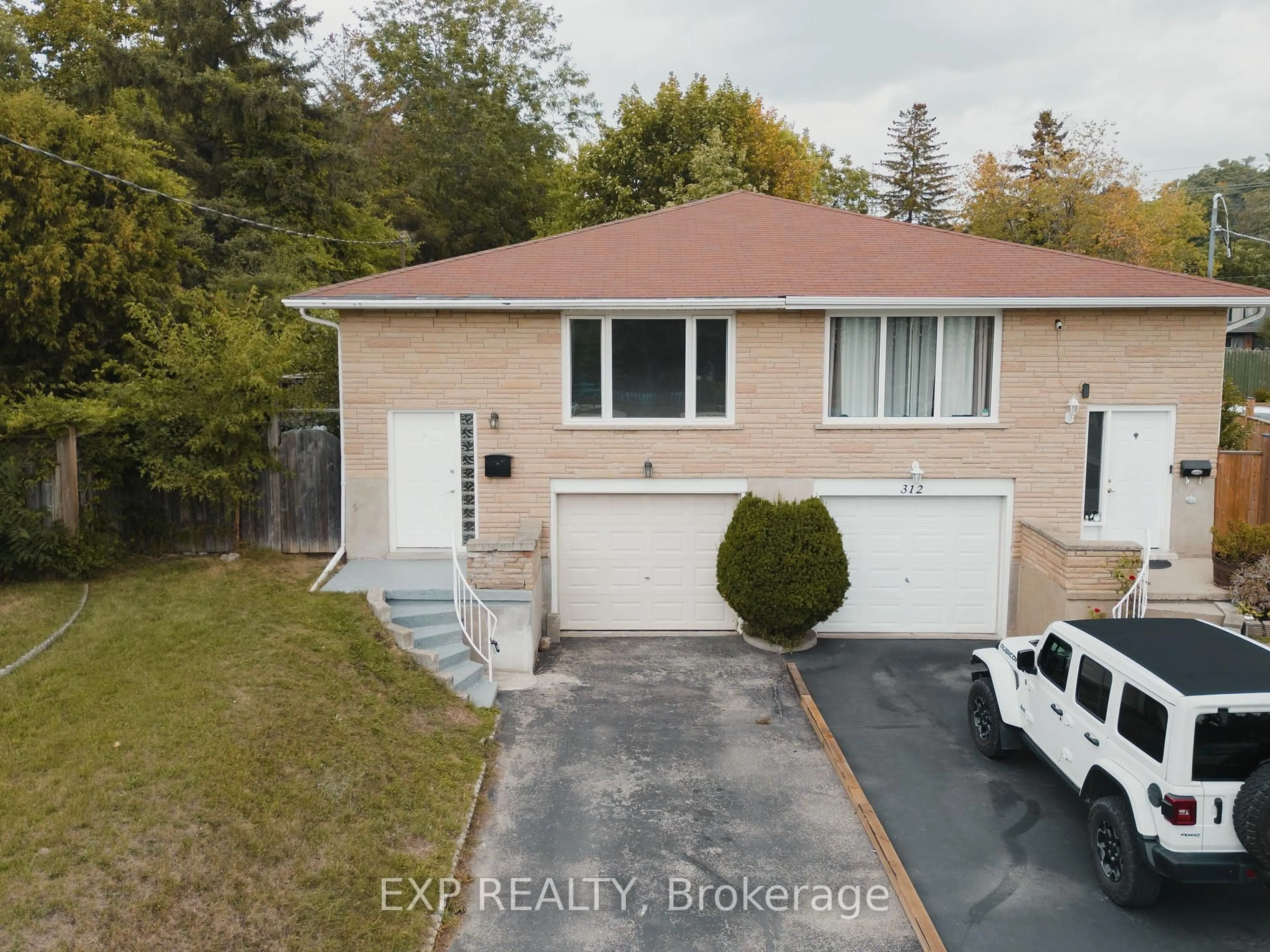 A pic from outside/outdoor area/front of a property/back of a property/a pic from drone, street for 310 Southill Dr, Kitchener Ontario N2A 2R1