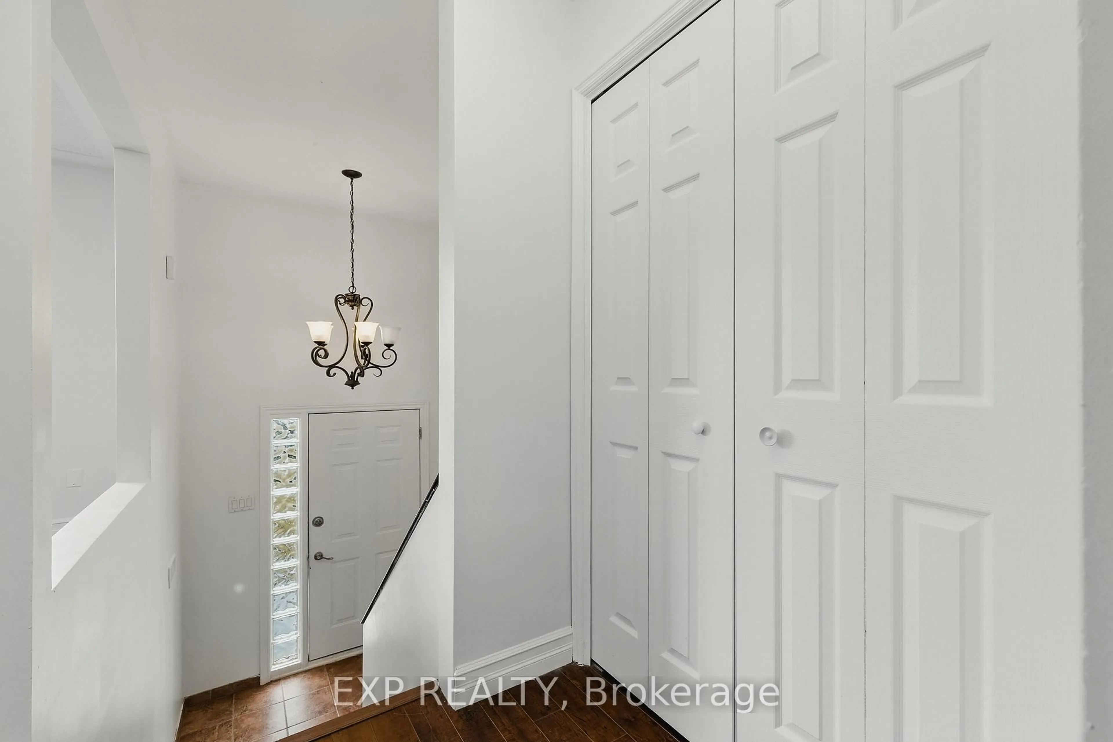 Indoor entryway for 310 Southill Dr, Kitchener Ontario N2A 2R1