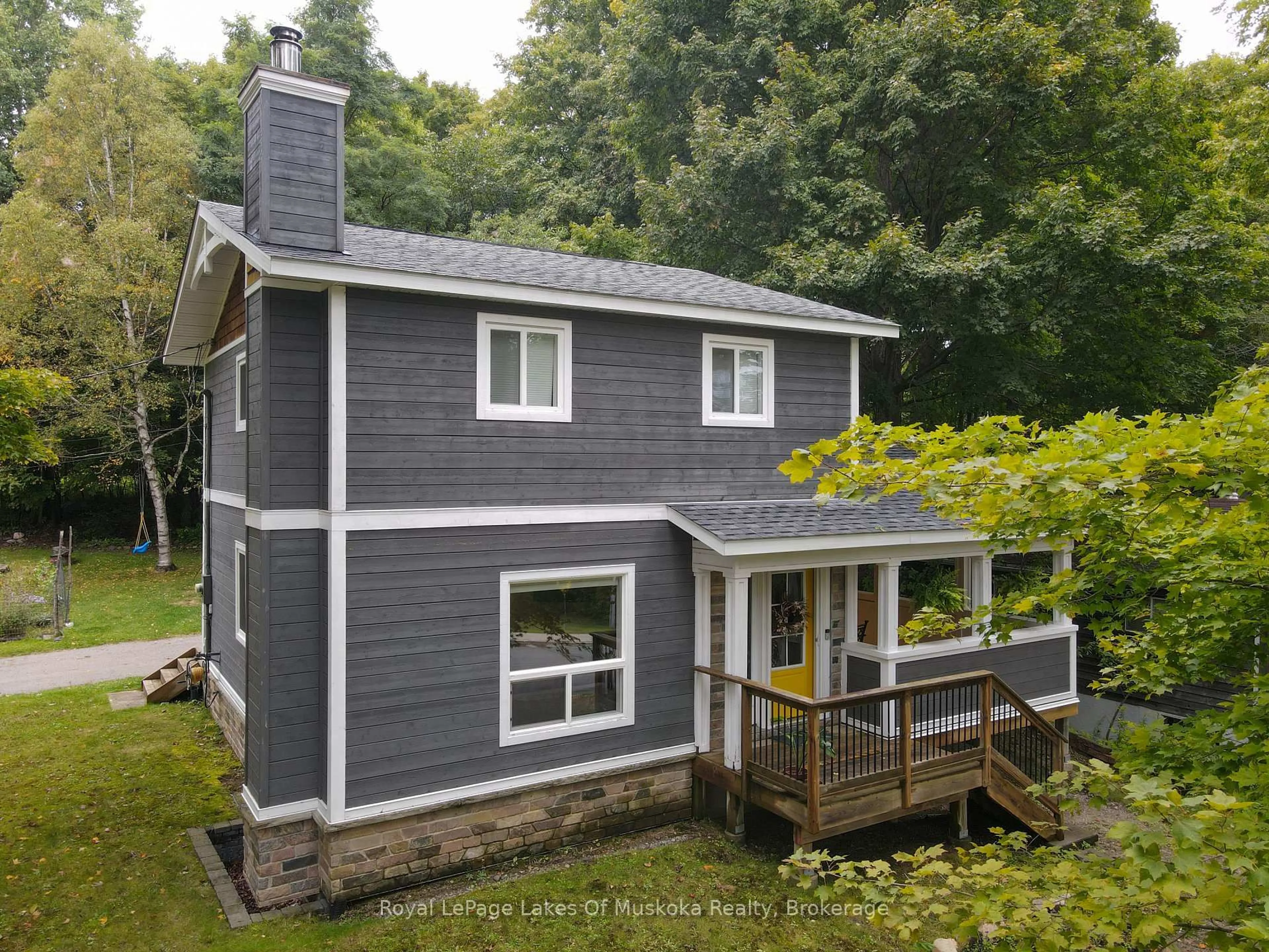 Home with vinyl exterior material, building for 38 Florence St, Huntsville Ontario P1H 1V4