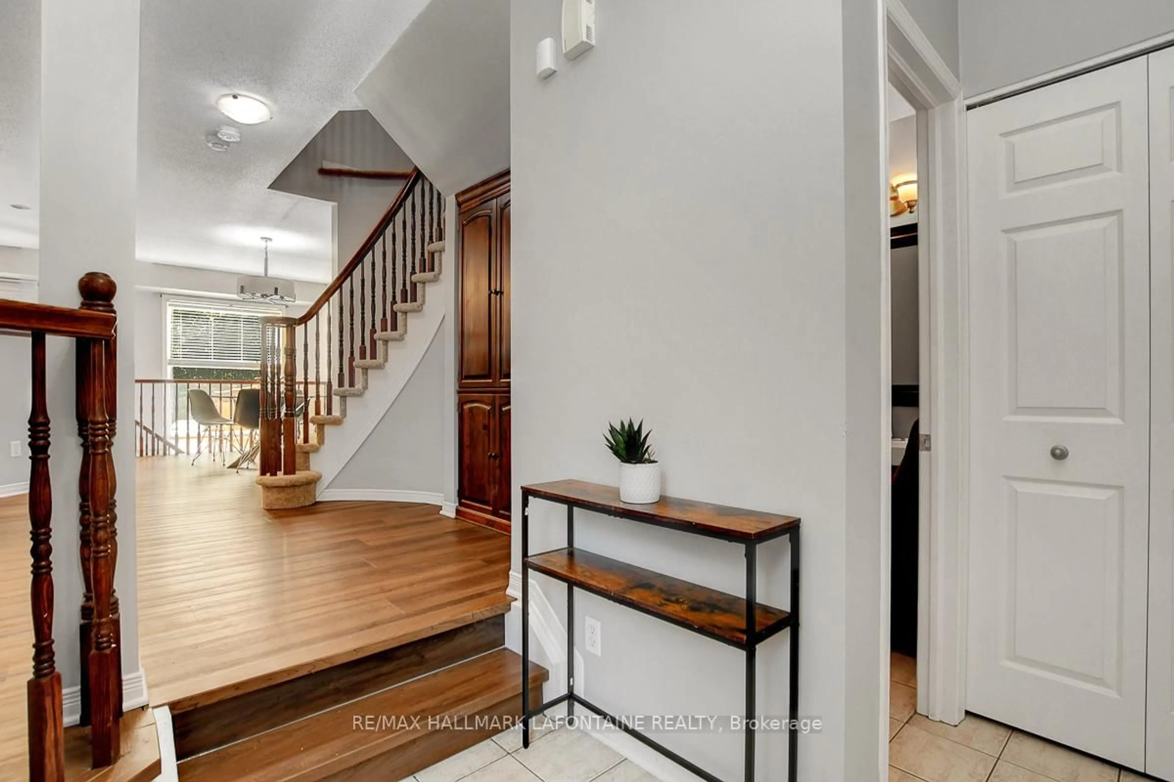 Indoor entryway for 446 Lawler Cres, Ottawa Ontario K4A 3Y3