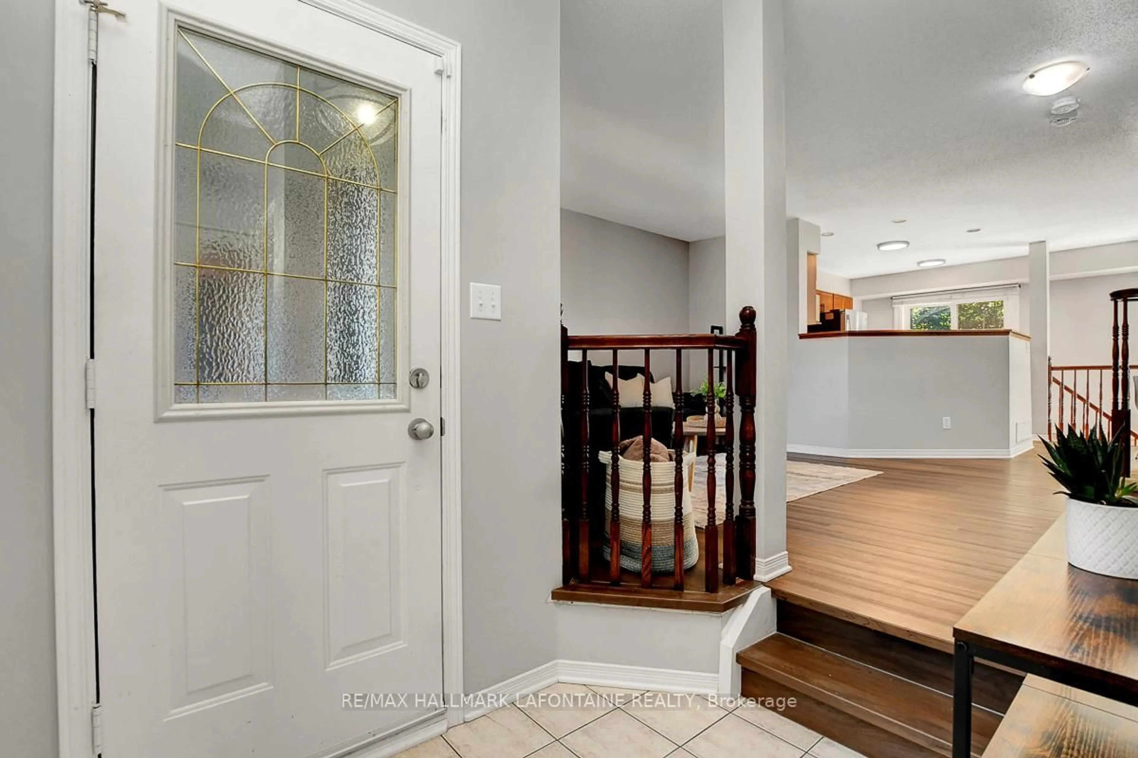 Indoor entryway for 446 Lawler Cres, Ottawa Ontario K4A 3Y3