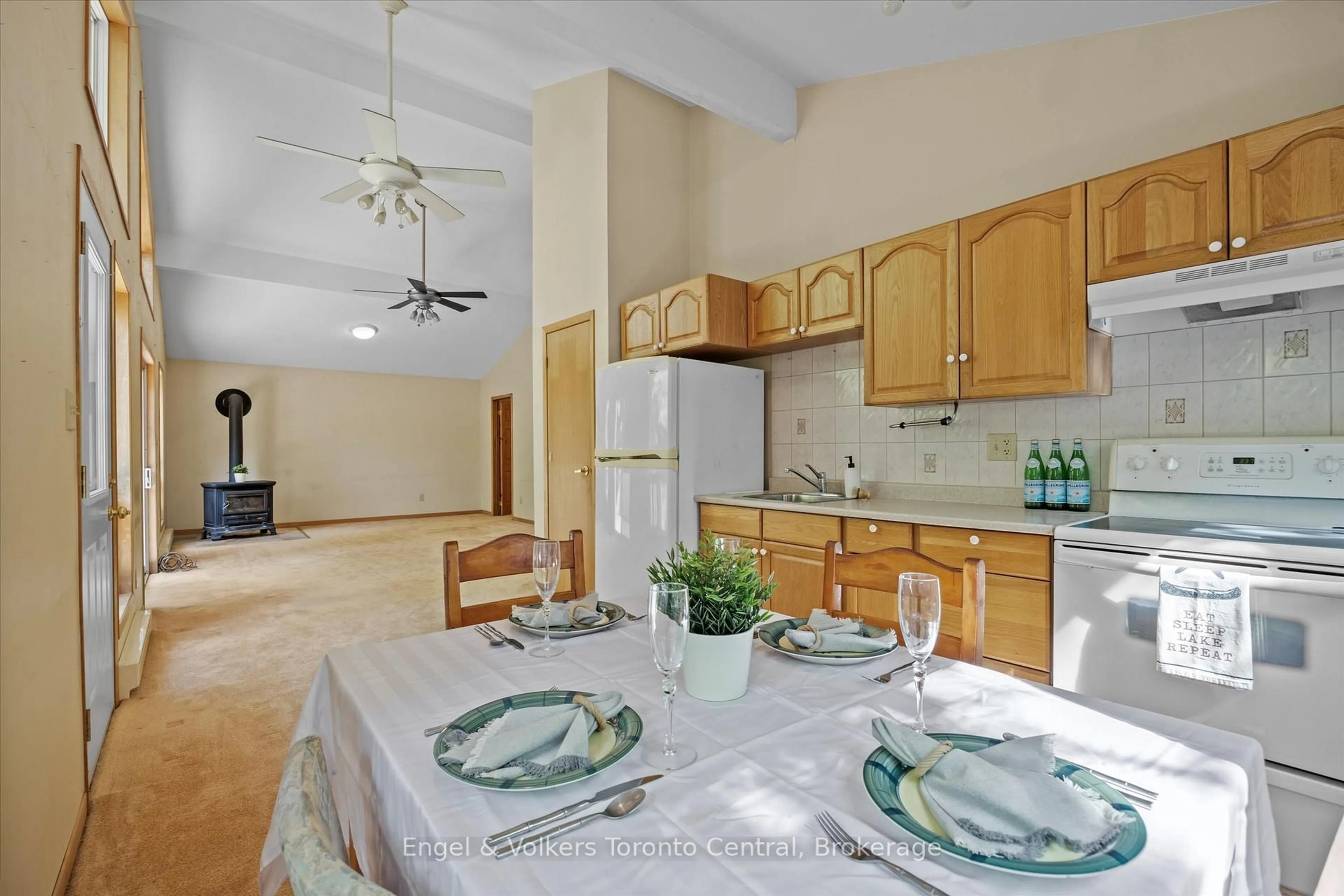 Open concept kitchen, ceramic/tile floor for 13 HICKORY Cres, Seguin Ontario P0C 1J0