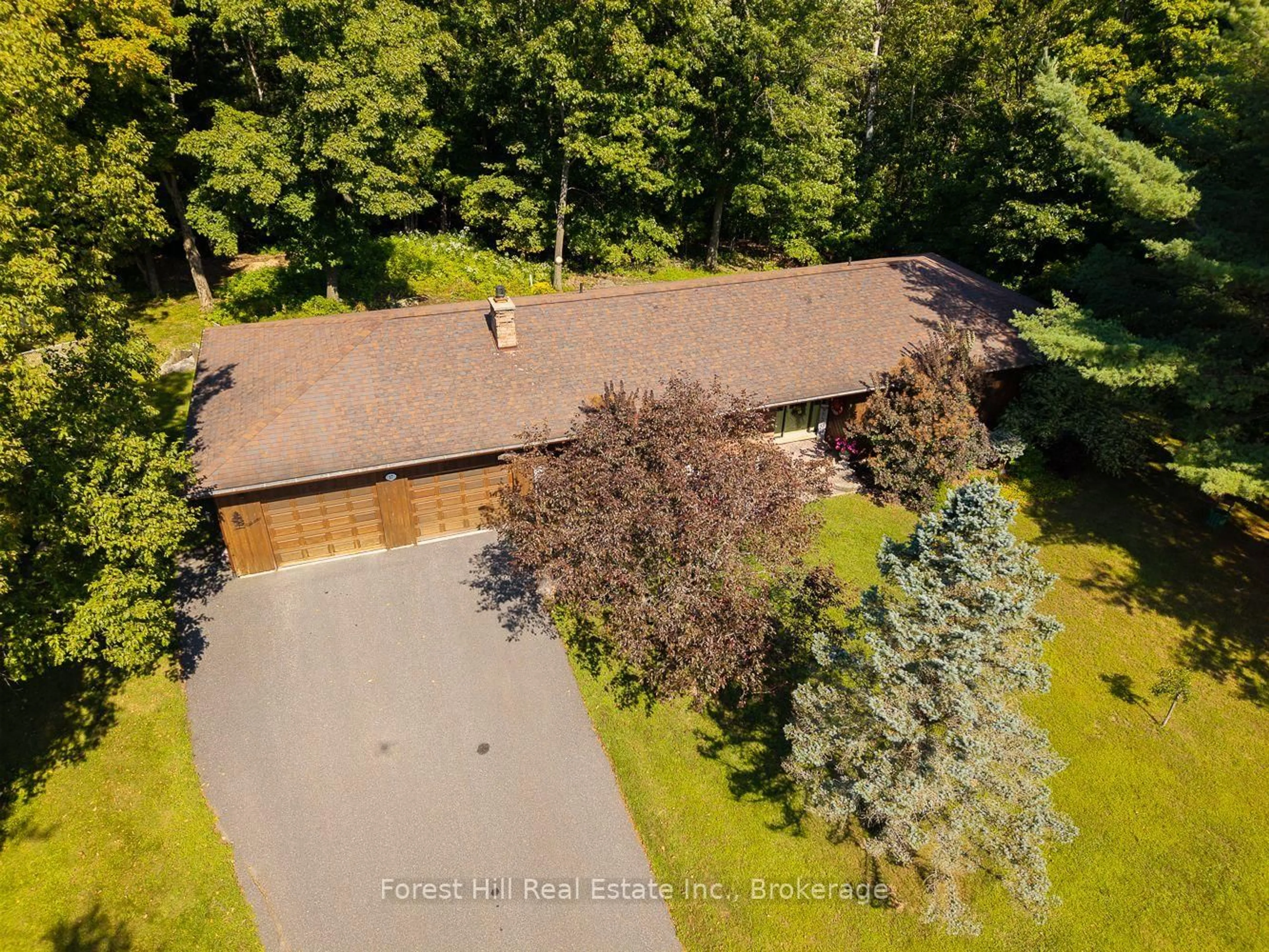 A pic from outside/outdoor area/front of a property/back of a property/a pic from drone, unknown for 17 Skerryvore Circ, McDougall Ontario P2A 2W9