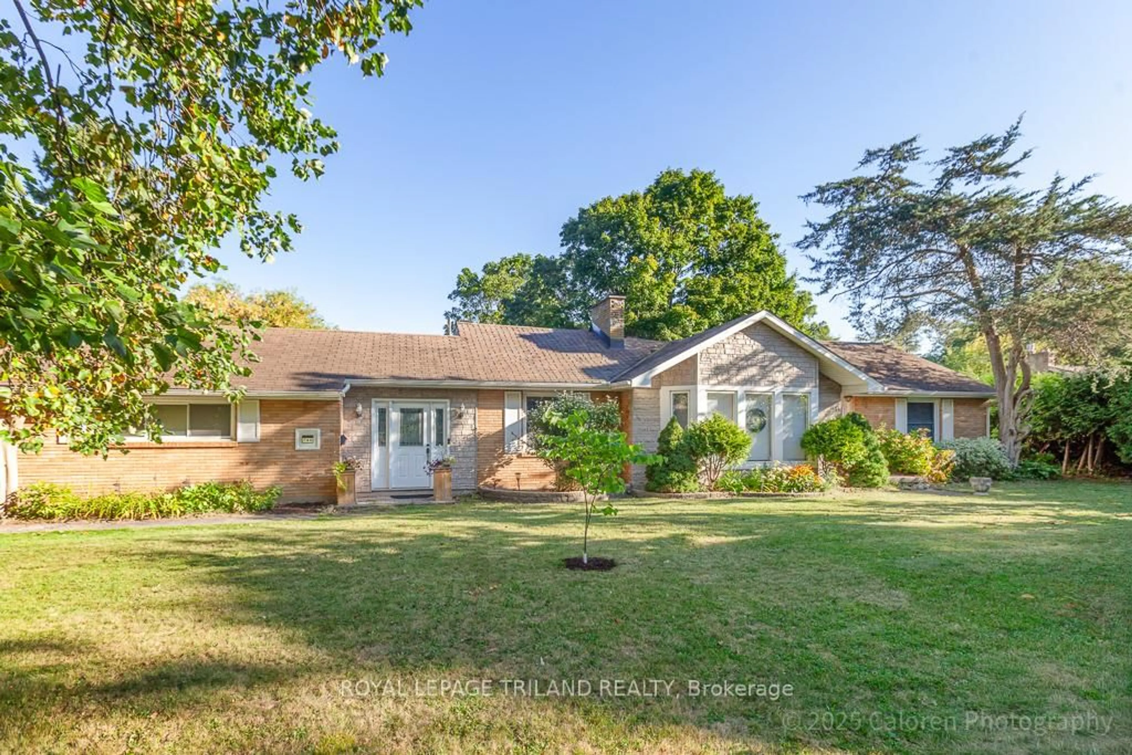 A pic from outside/outdoor area/front of a property/back of a property/a pic from drone, street for 749 COMMISSIONERS Rd, London South Ontario N6K 1B6