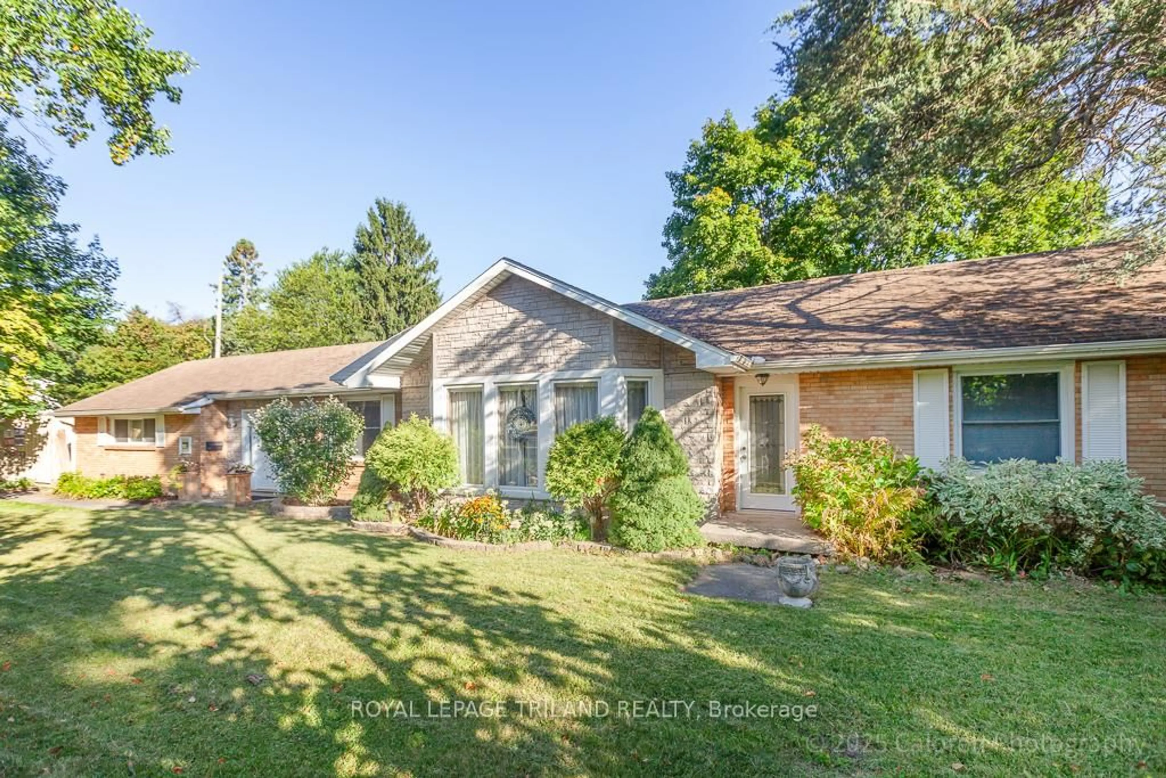 A pic from outside/outdoor area/front of a property/back of a property/a pic from drone, unknown for 749 COMMISSIONERS Rd, London South Ontario N6K 1B6