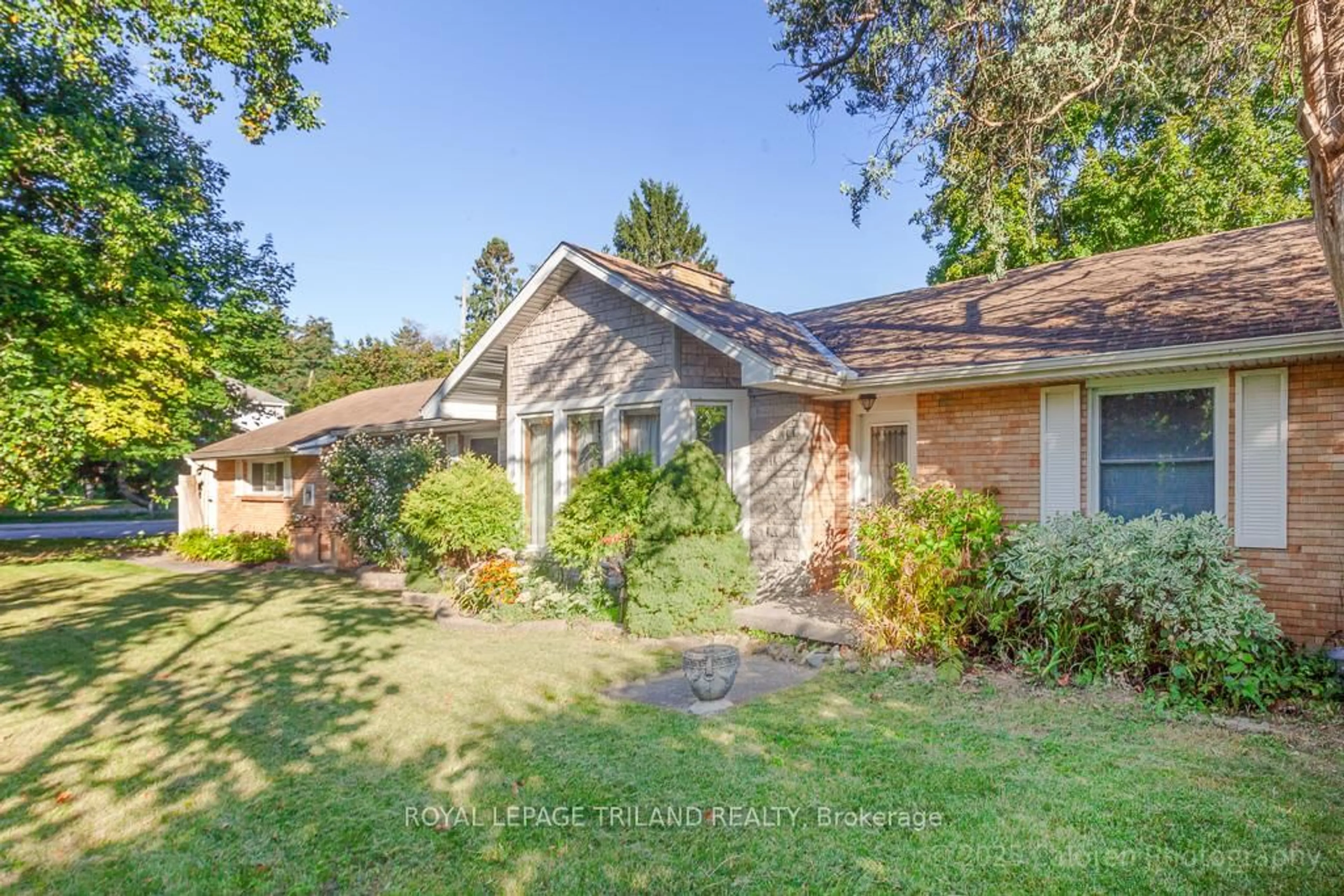 A pic from outside/outdoor area/front of a property/back of a property/a pic from drone, street for 749 COMMISSIONERS Rd, London South Ontario N6K 1B6