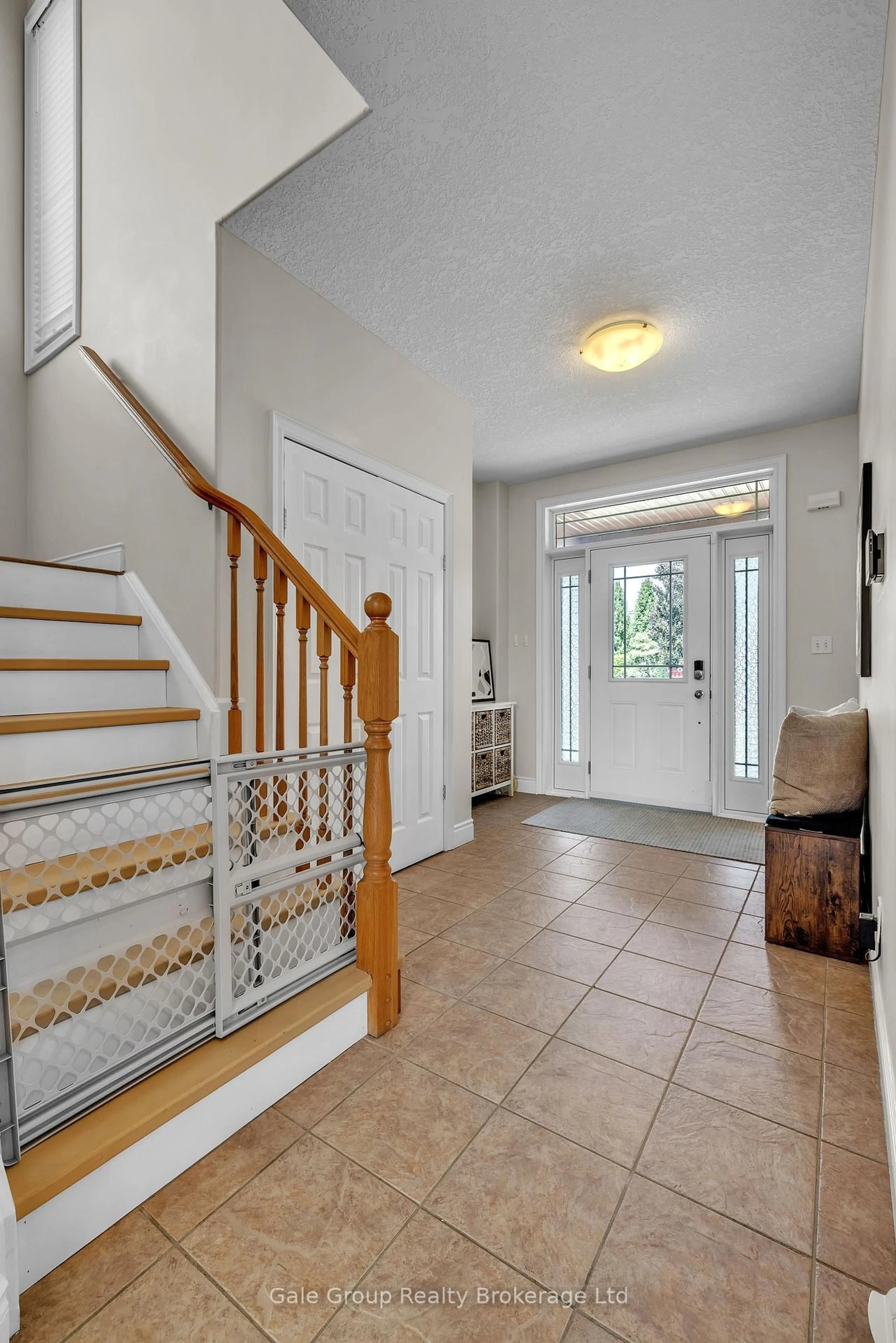 Indoor entryway for 10 WESTVIEW Crt, Woodstock Ontario N4T 0B8