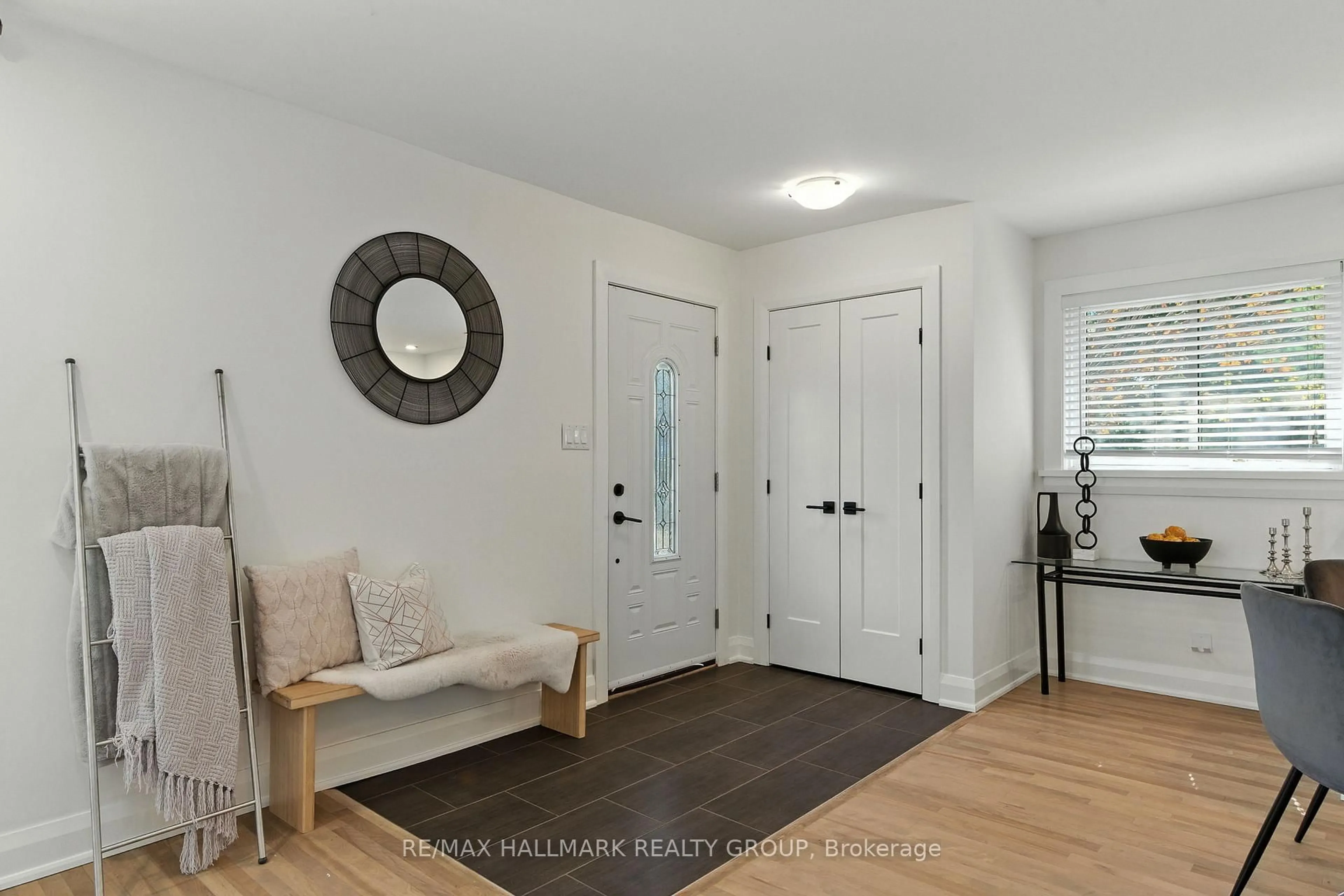 Indoor entryway for 756 Cummings Ave, Ottawa Ontario K1K 2L1