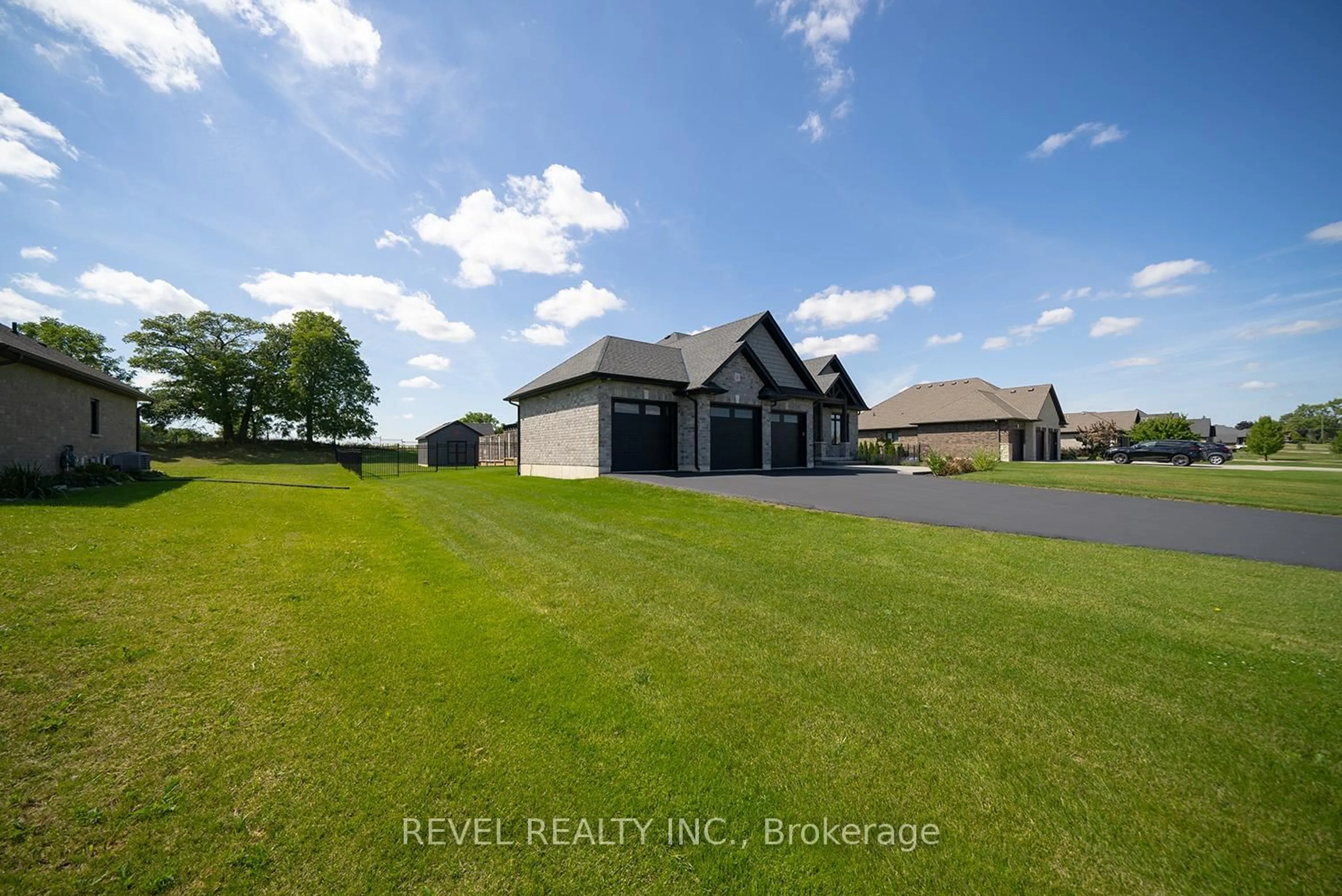 A pic from outside/outdoor area/front of a property/back of a property/a pic from drone, unknown for 21 Tedley Blvd, Brantford Ontario N3T 0E3