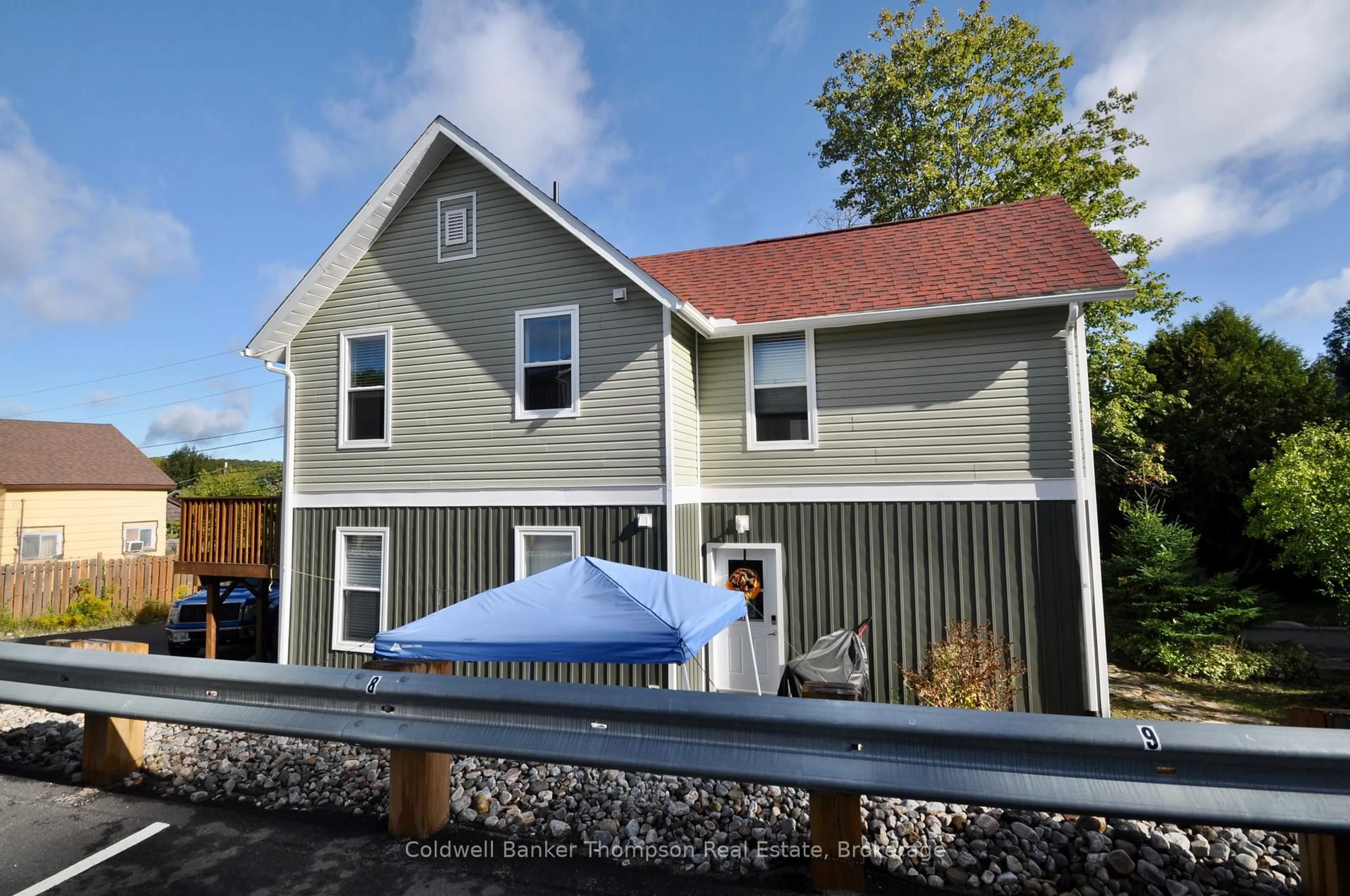 Home with vinyl exterior material, unknown for 111 Main St #1-2, Huntsville Ontario P1H 1W8