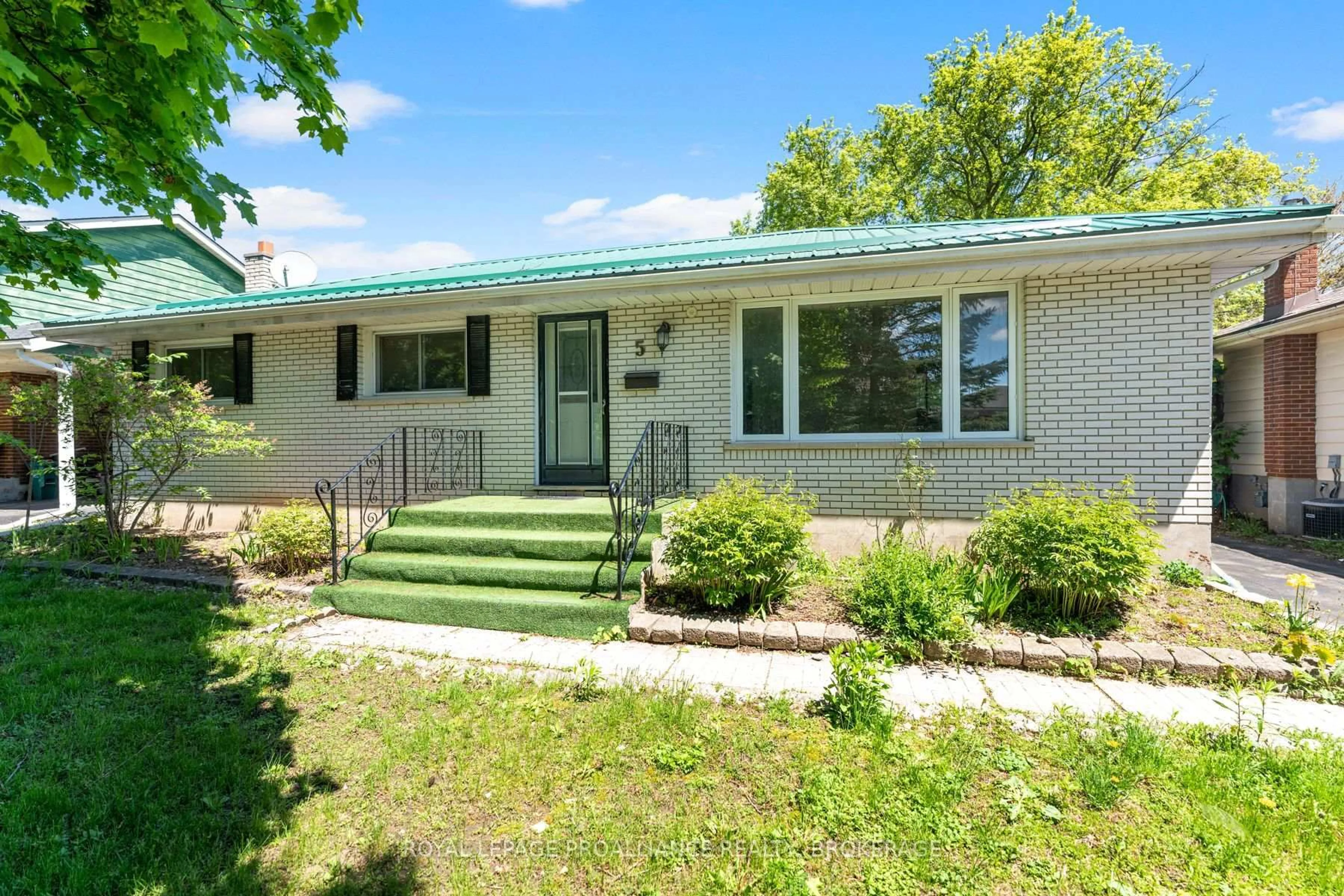 Unknown for 5 Armour Cres, Quinte West Ontario K8V 2V9