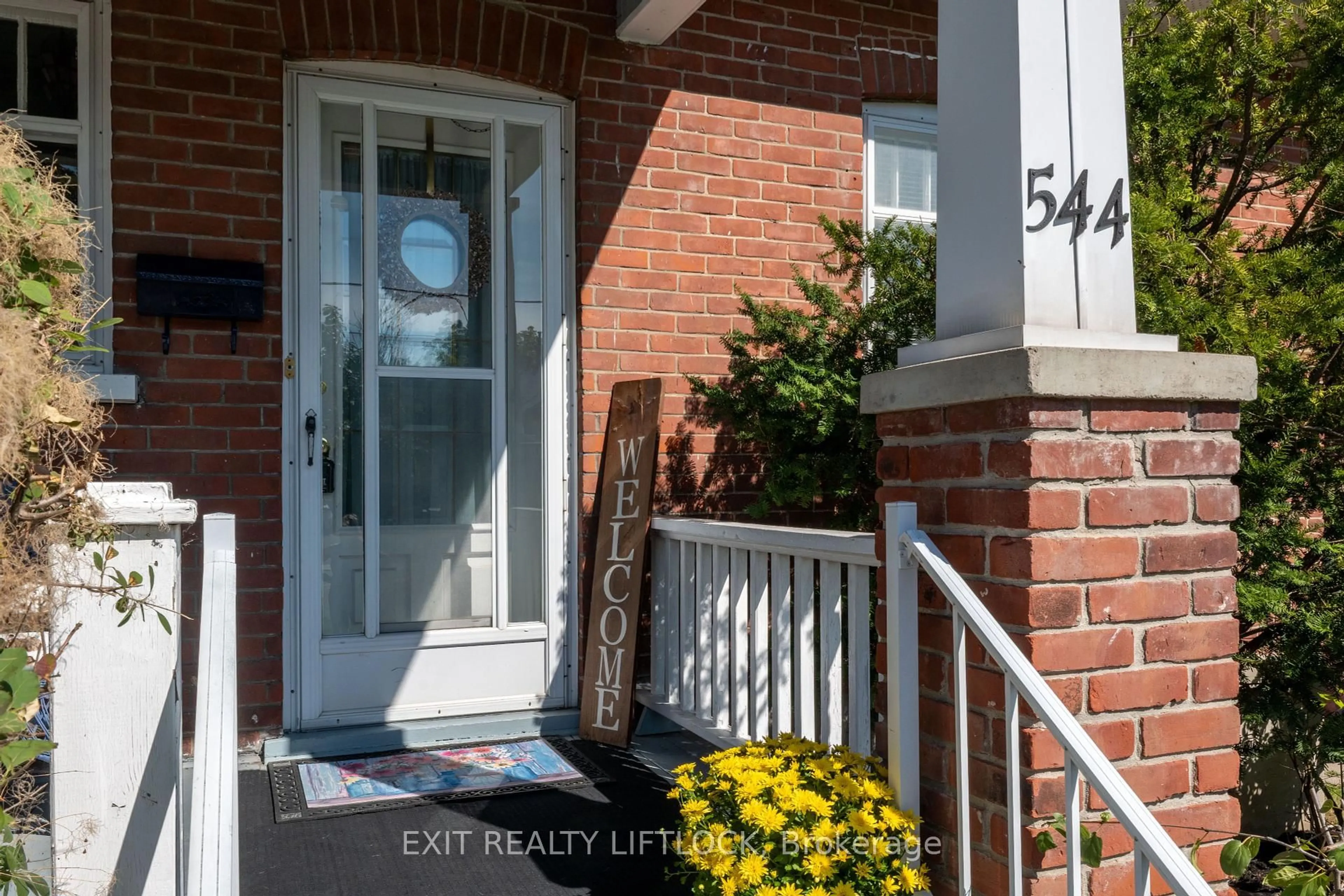 Indoor entryway for 544 Douglas Ave, Peterborough Ontario K9J 4L1