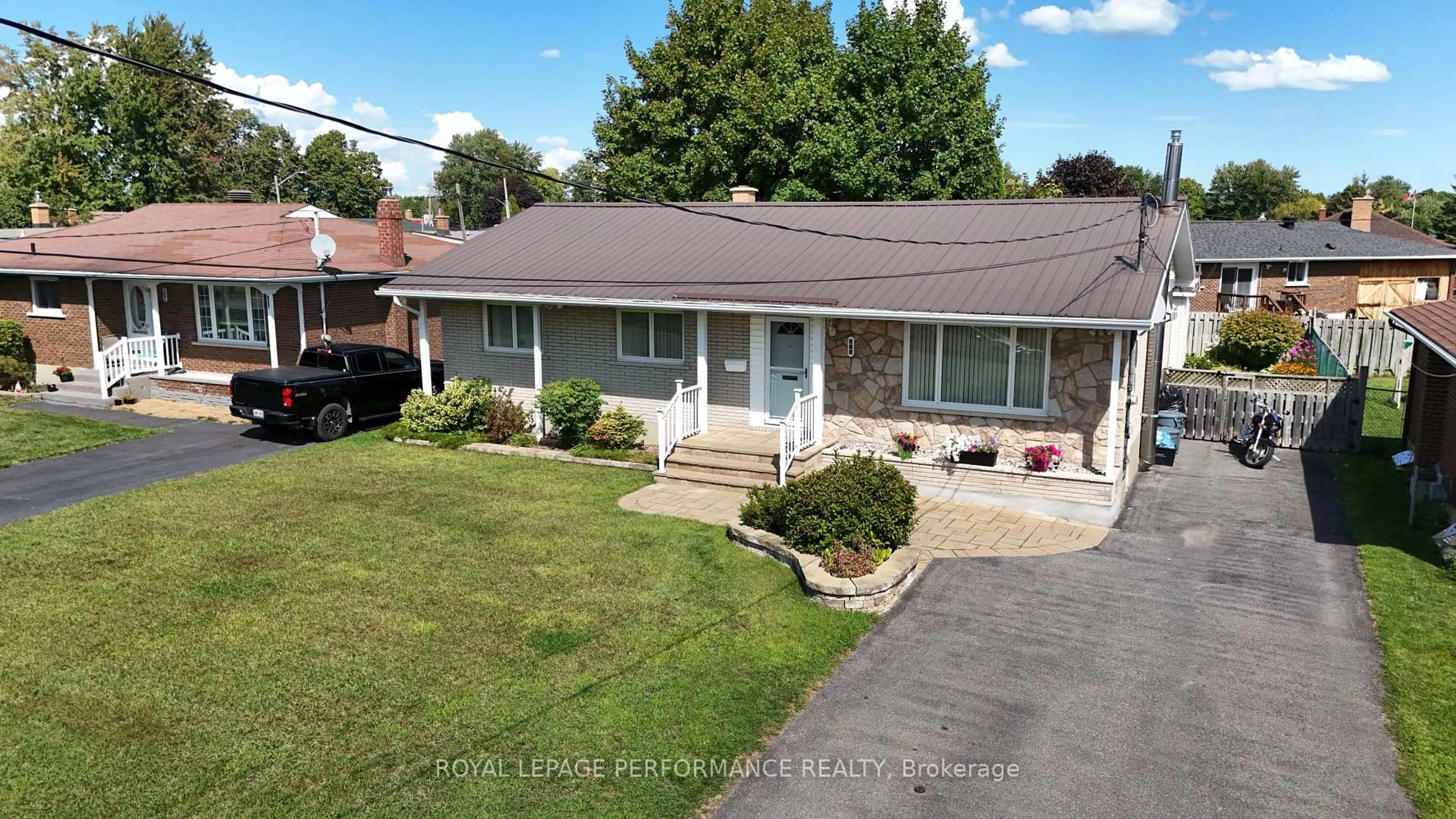 A pic from outside/outdoor area/front of a property/back of a property/a pic from drone, street for 808 Carleton St, Cornwall Ontario K6H 4Y5