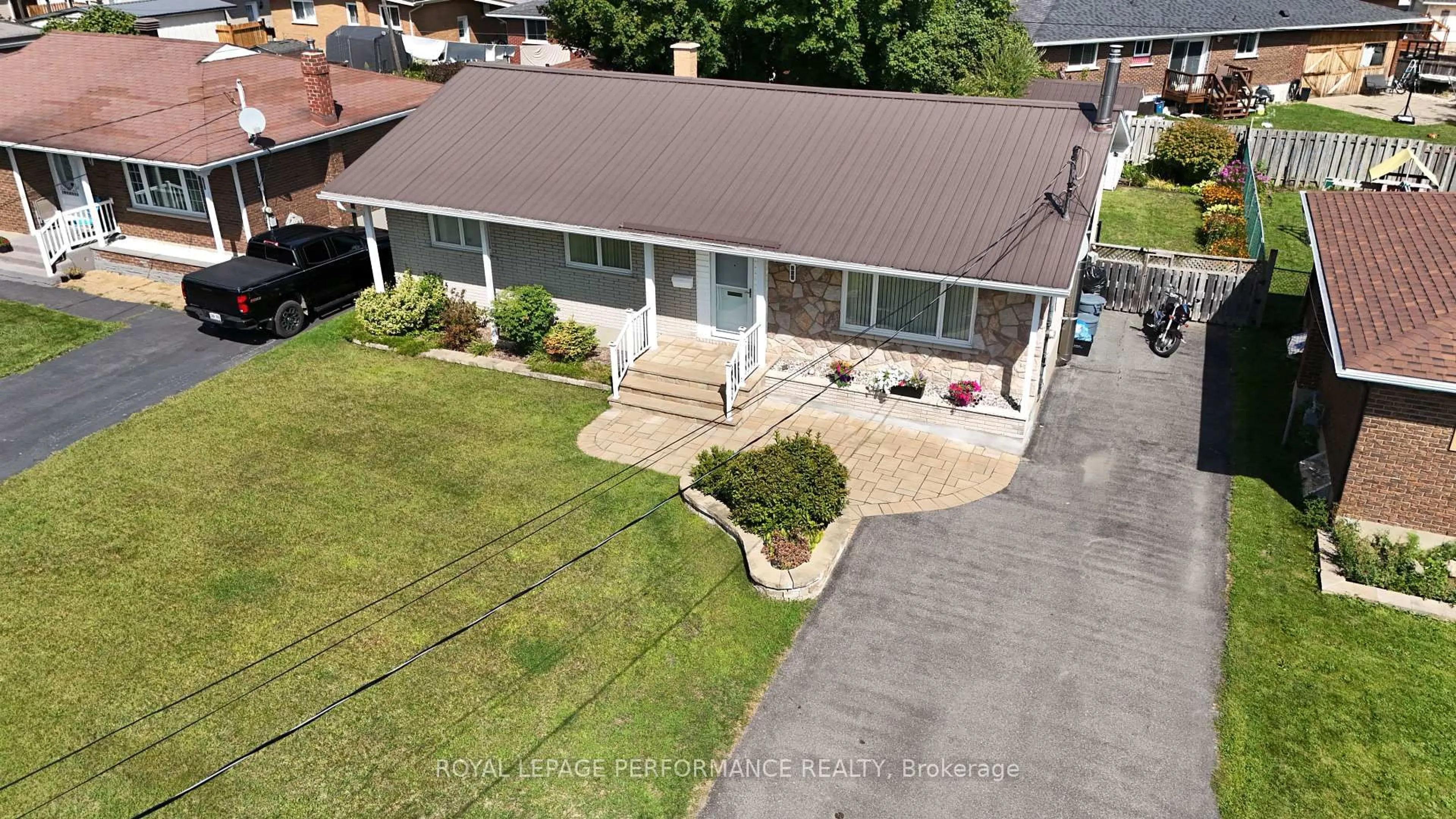 A pic from outside/outdoor area/front of a property/back of a property/a pic from drone, street for 808 Carleton St, Cornwall Ontario K6H 4Y5