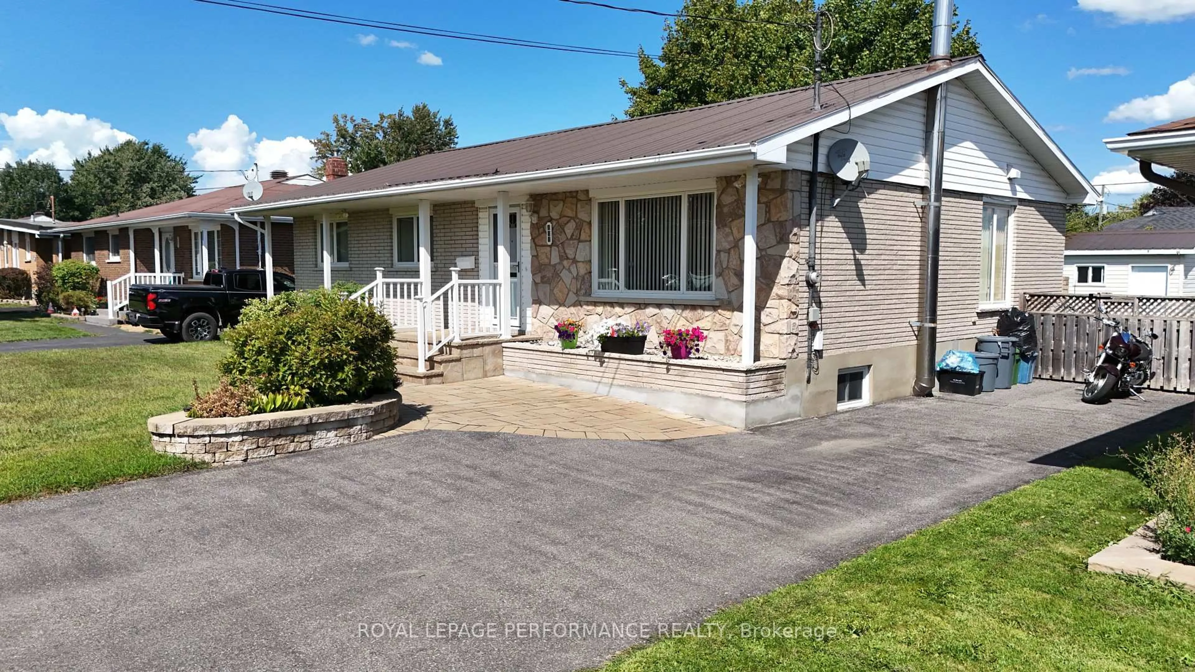 A pic from outside/outdoor area/front of a property/back of a property/a pic from drone, street for 808 Carleton St, Cornwall Ontario K6H 4Y5