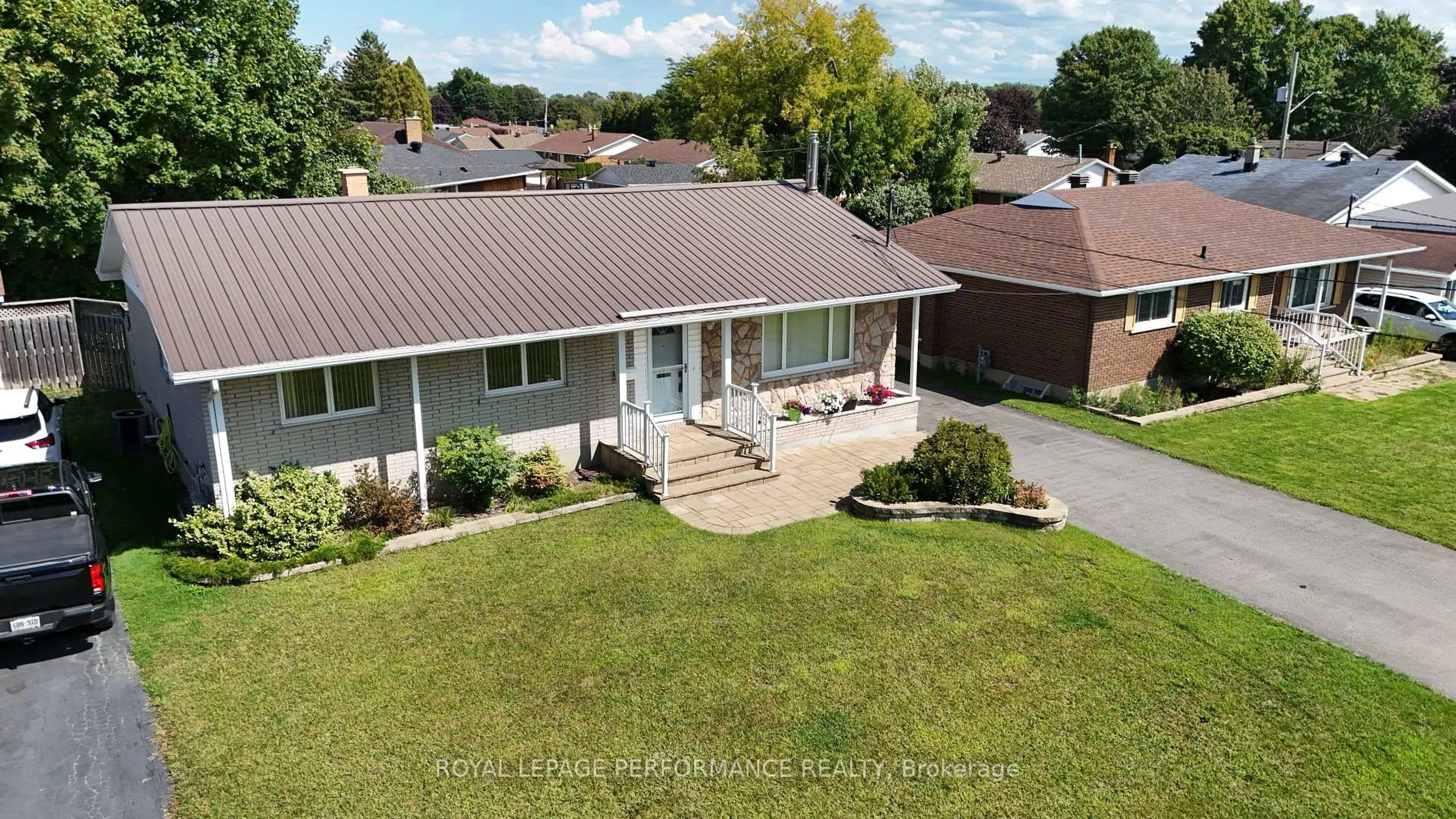 A pic from outside/outdoor area/front of a property/back of a property/a pic from drone, unknown for 808 Carleton St, Cornwall Ontario K6H 4Y5