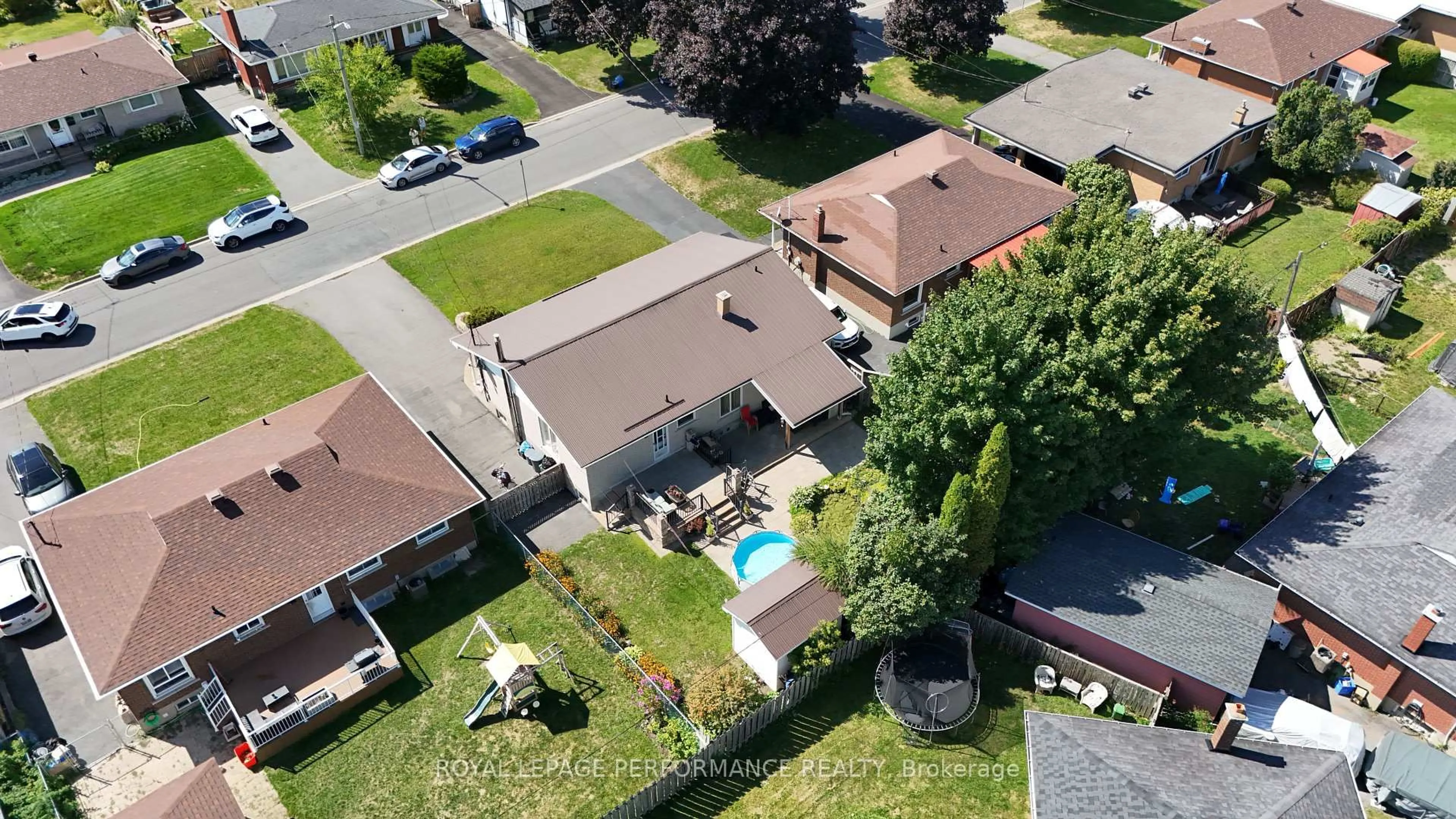 A pic from outside/outdoor area/front of a property/back of a property/a pic from drone, street for 808 Carleton St, Cornwall Ontario K6H 4Y5