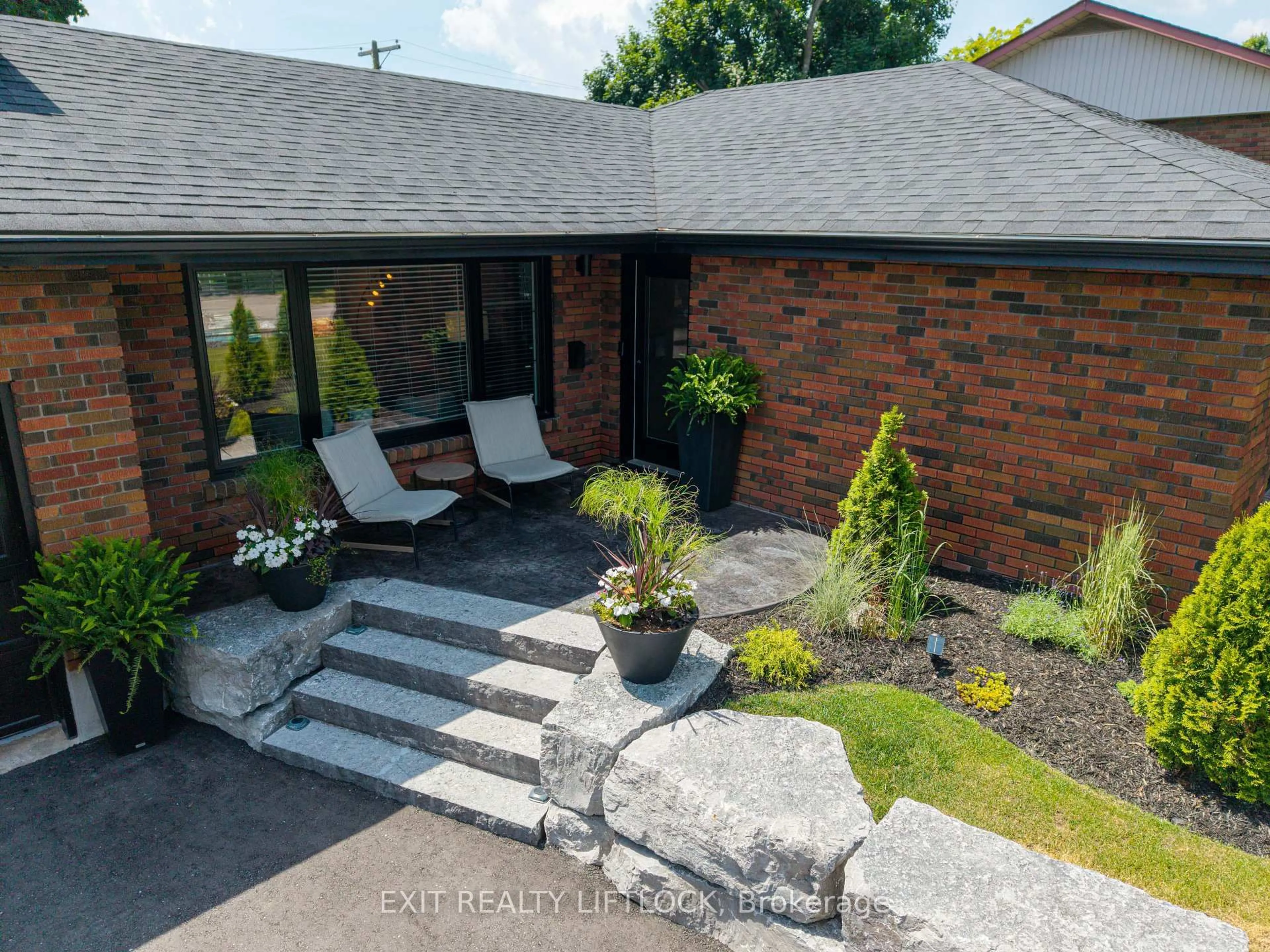 A pic from outside/outdoor area/front of a property/back of a property/a pic from drone, street for 865 Kensington Dr, Peterborough Ontario K9J 6J8