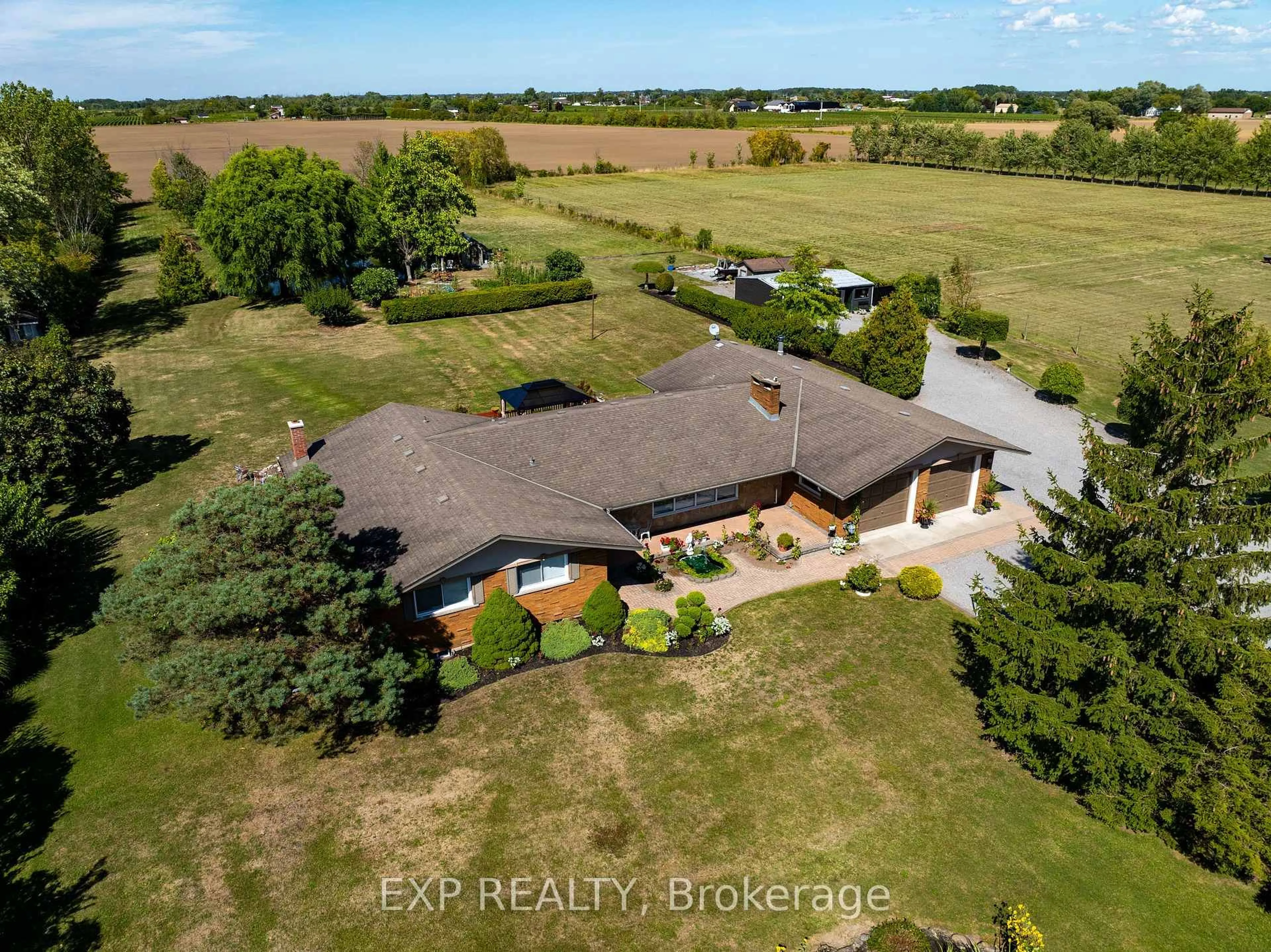 A pic from outside/outdoor area/front of a property/back of a property/a pic from drone, building for 726 Line 7 Rd, Niagara-on-the-Lake Ontario L0S 1J0