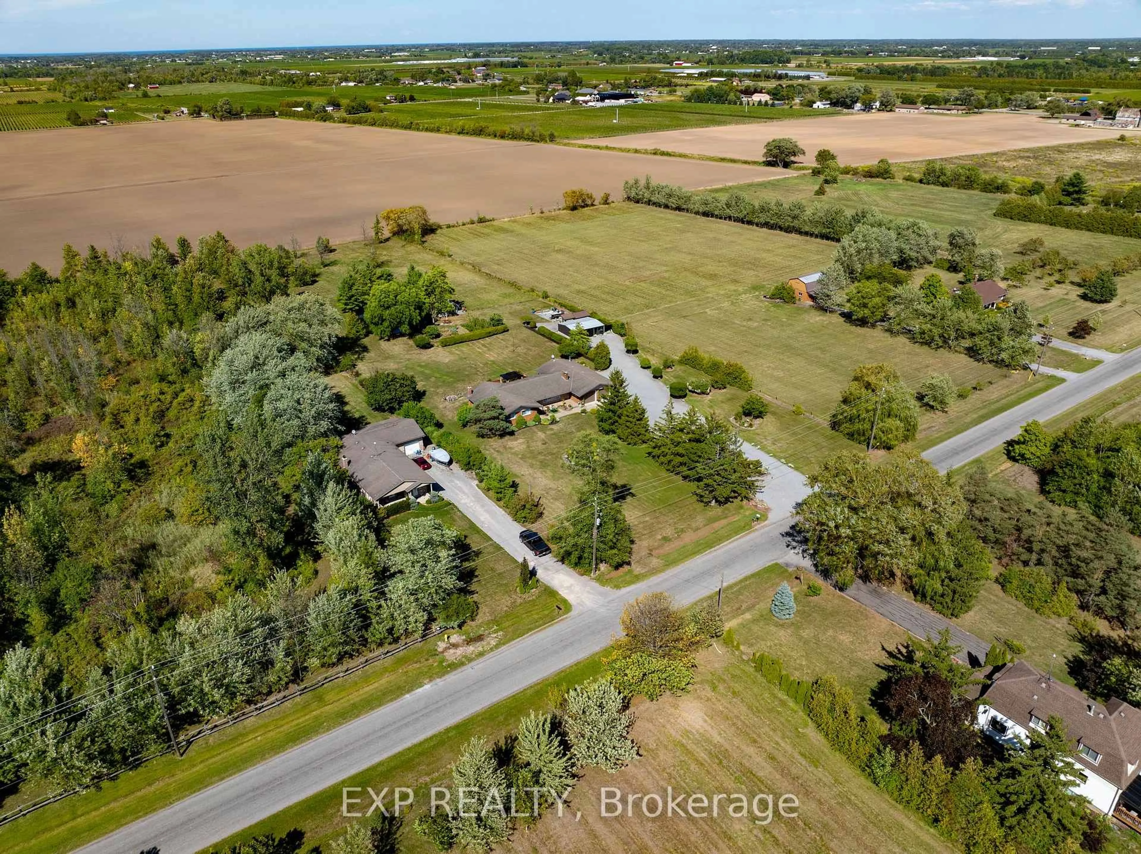 A pic from outside/outdoor area/front of a property/back of a property/a pic from drone, unknown for 726 Line 7 Rd, Niagara-on-the-Lake Ontario L0S 1J0