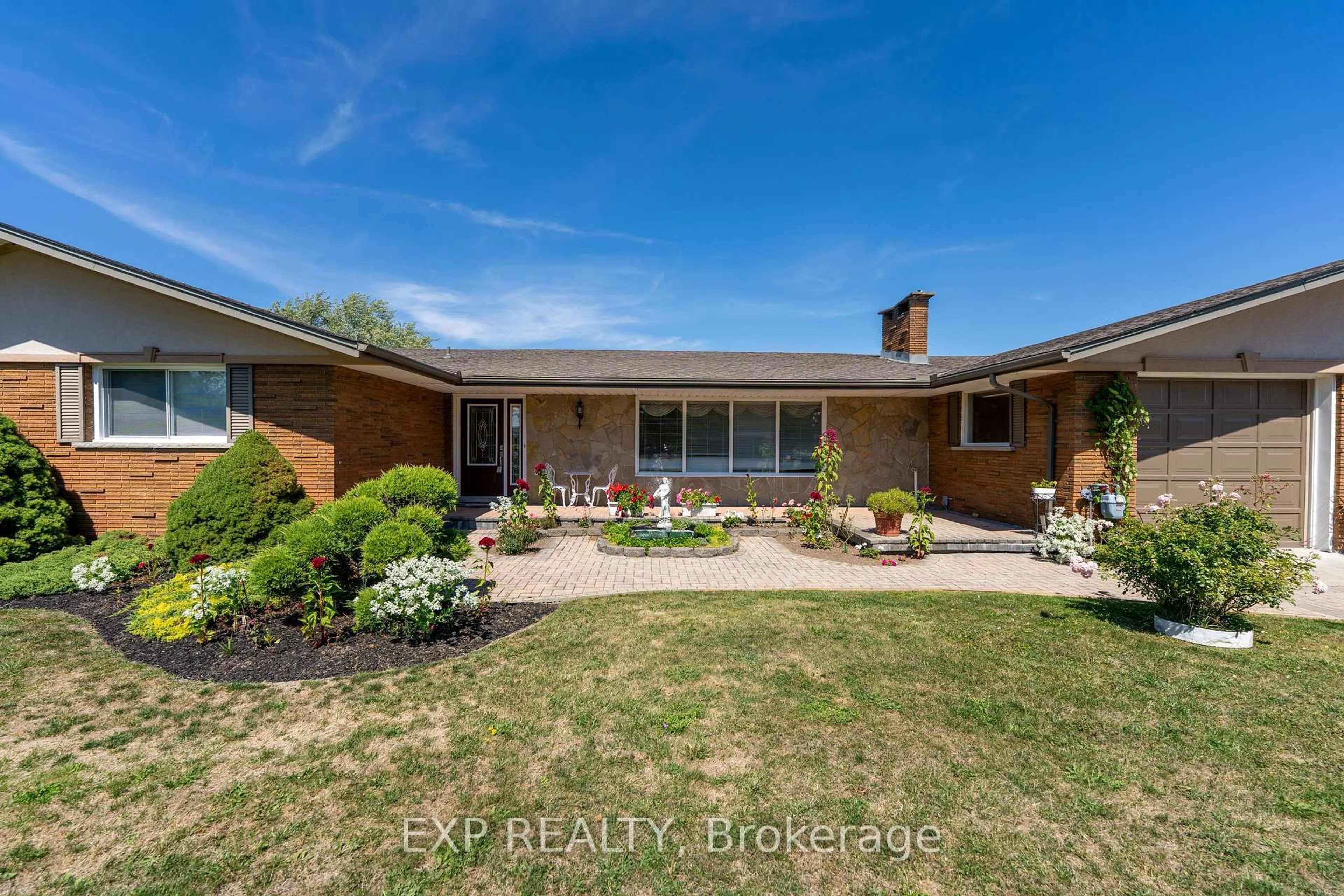 A pic from outside/outdoor area/front of a property/back of a property/a pic from drone, street for 726 Line 7 Rd, Niagara-on-the-Lake Ontario L0S 1J0