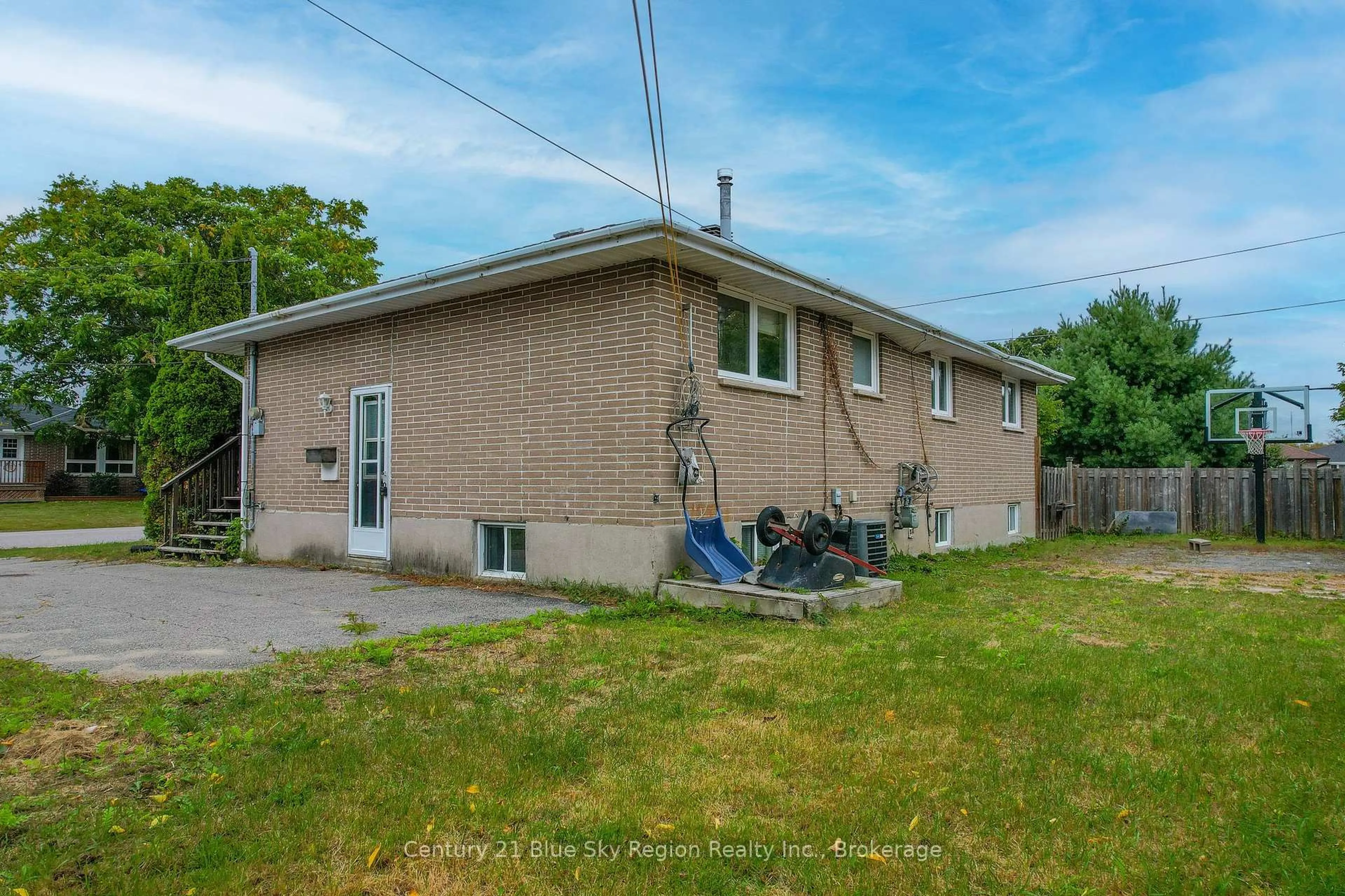 A pic from outside/outdoor area/front of a property/back of a property/a pic from drone, street for 23 Strathcona Dr, North Bay Ontario P1A 2M9
