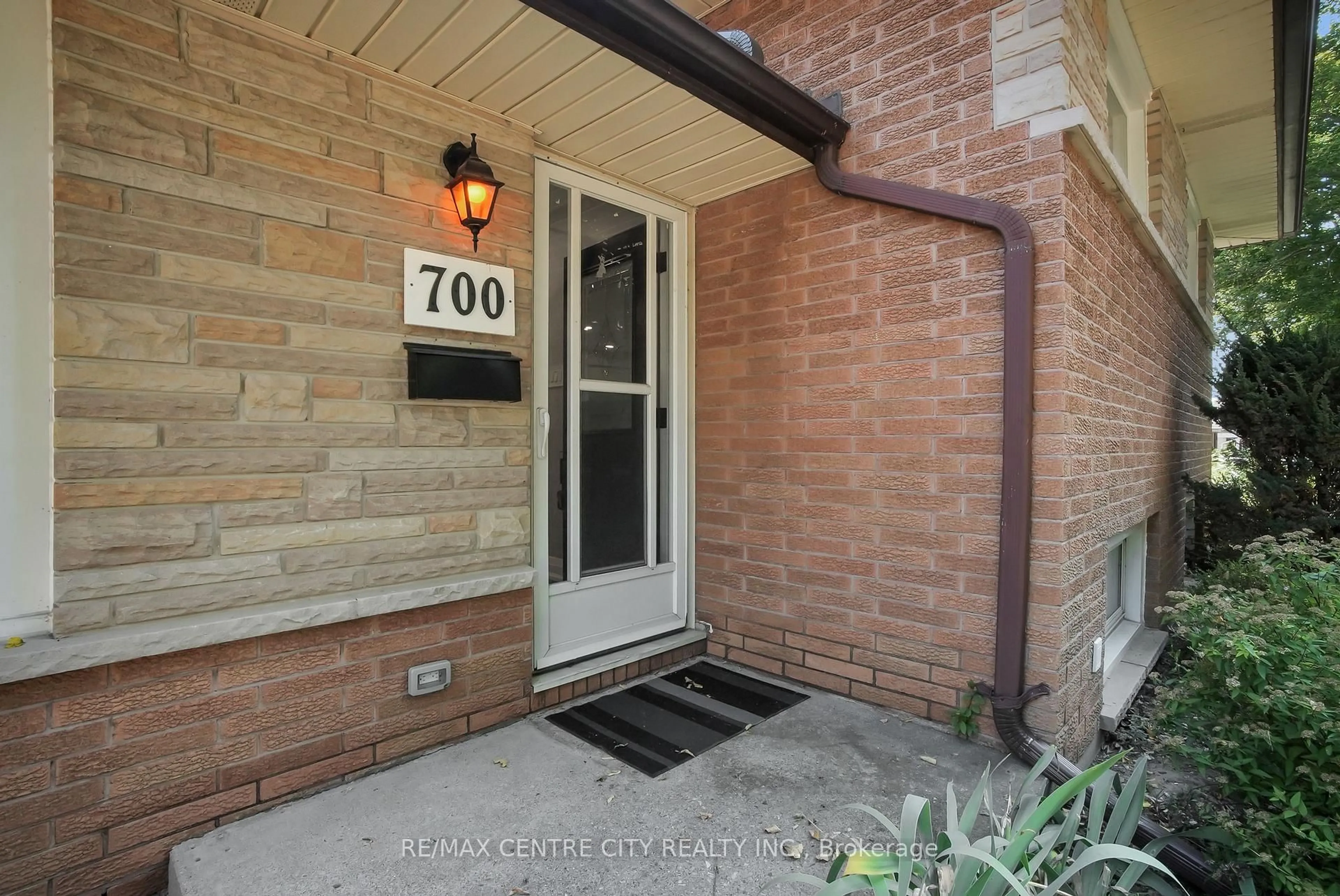 Indoor entryway for 700 Glengyle Cres, London North Ontario N5X 1X7