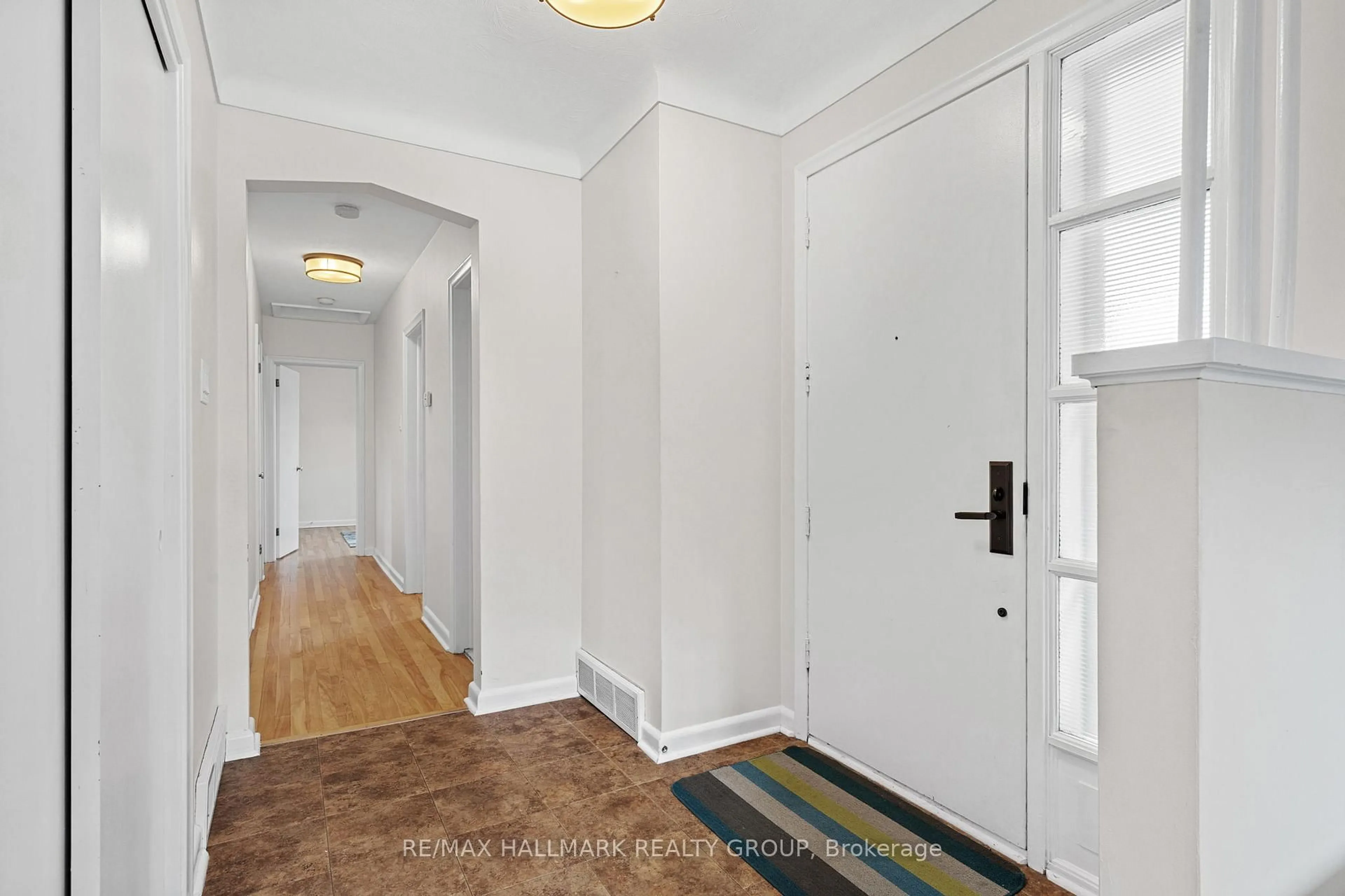 Indoor entryway for 1986 Saunderson Dr, Ottawa Ontario K1G 2E2