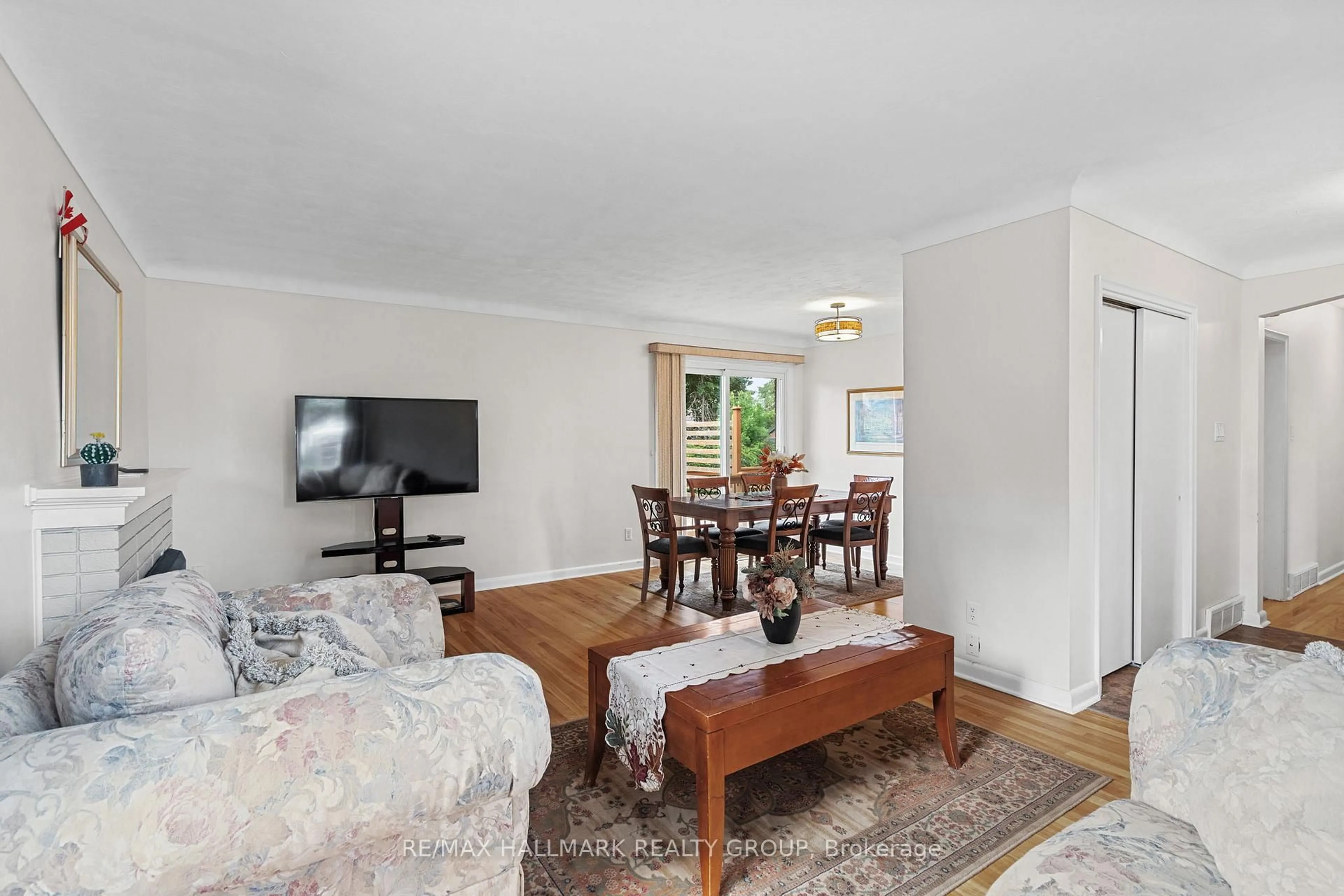 Living room with furniture, wood/laminate floor for 1986 Saunderson Dr, Ottawa Ontario K1G 2E2