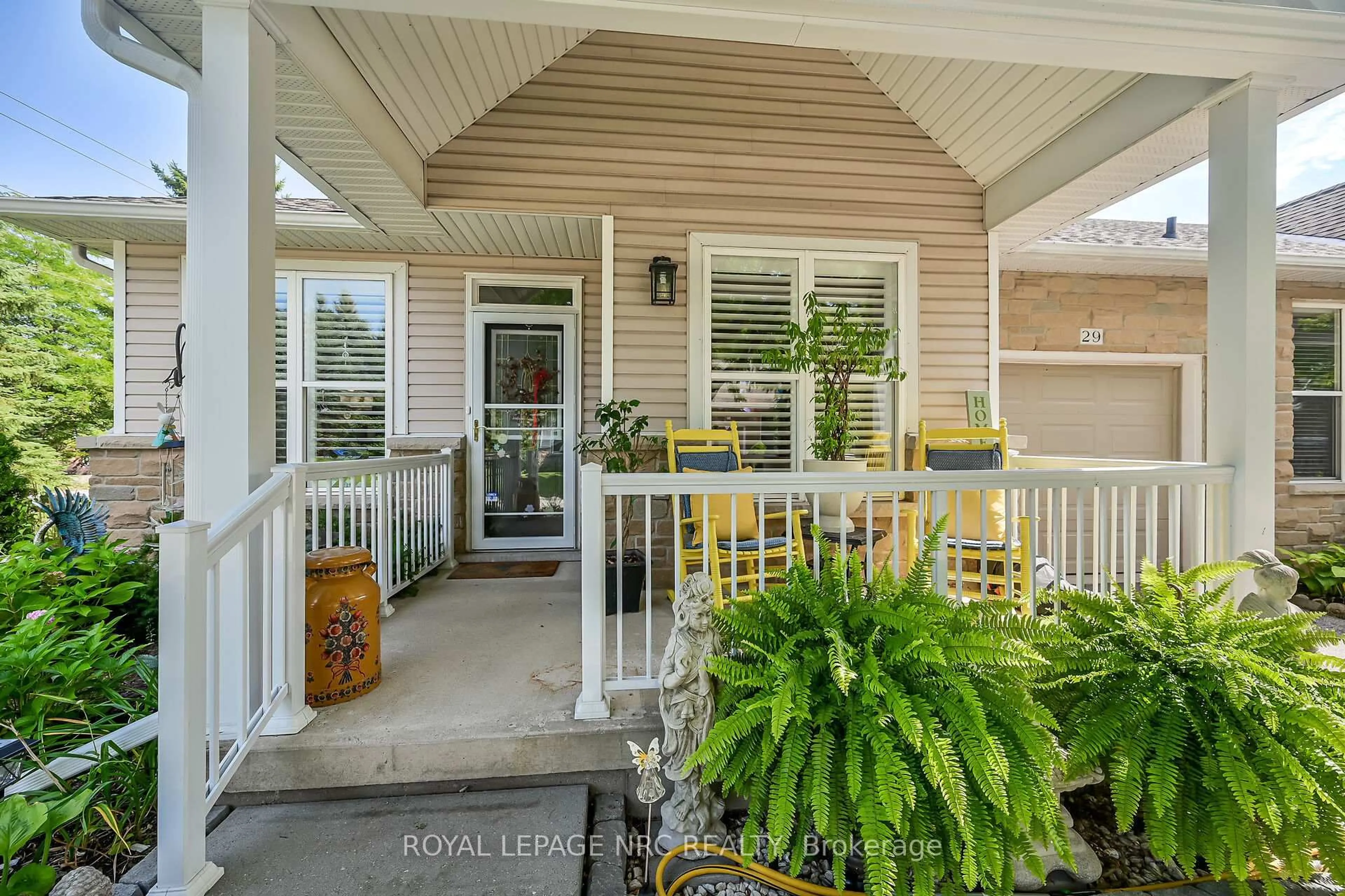 Indoor entryway for 20 Kitty Murray Lane #29, Hamilton Ontario L9K 1L7
