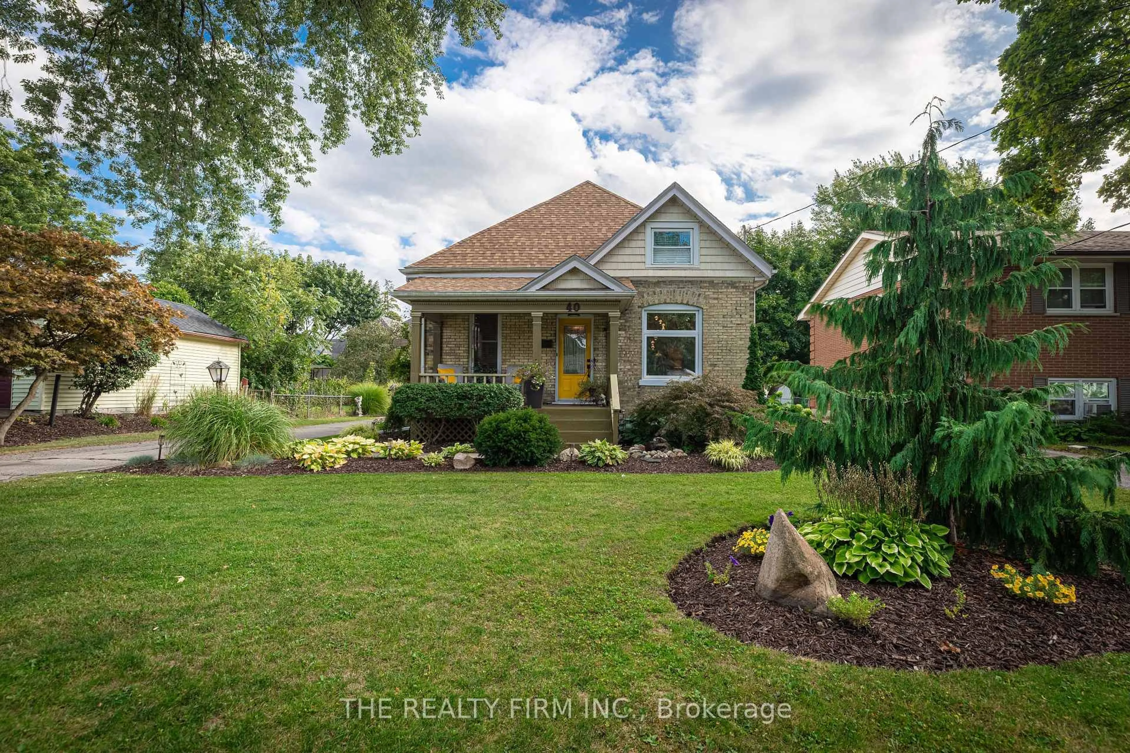 A pic from outside/outdoor area/front of a property/back of a property/a pic from drone, street for 40 Mary St, St. Thomas Ontario N5R 2V8