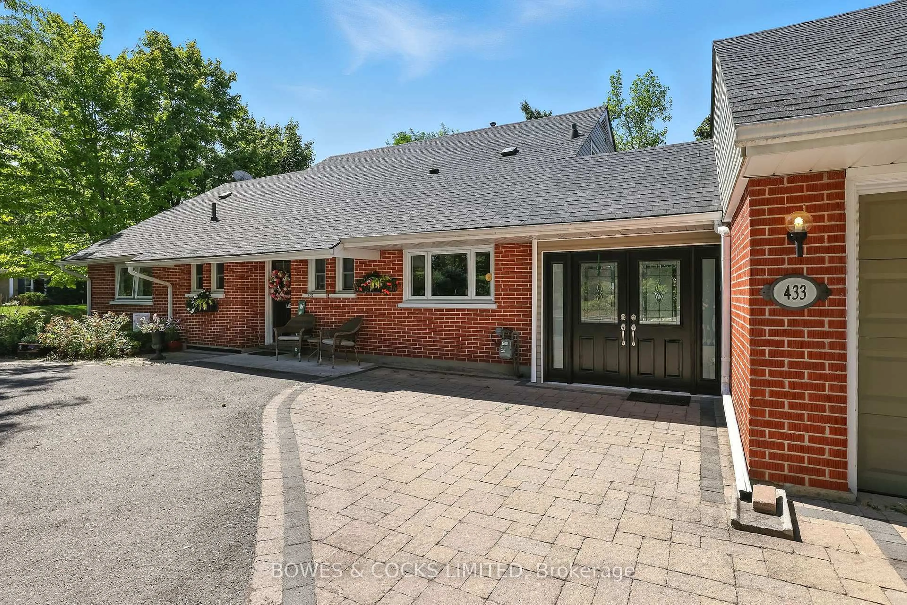 A pic from outside/outdoor area/front of a property/back of a property/a pic from drone, street for 433 Manorhill Ave, Peterborough Ontario K9J 6H7