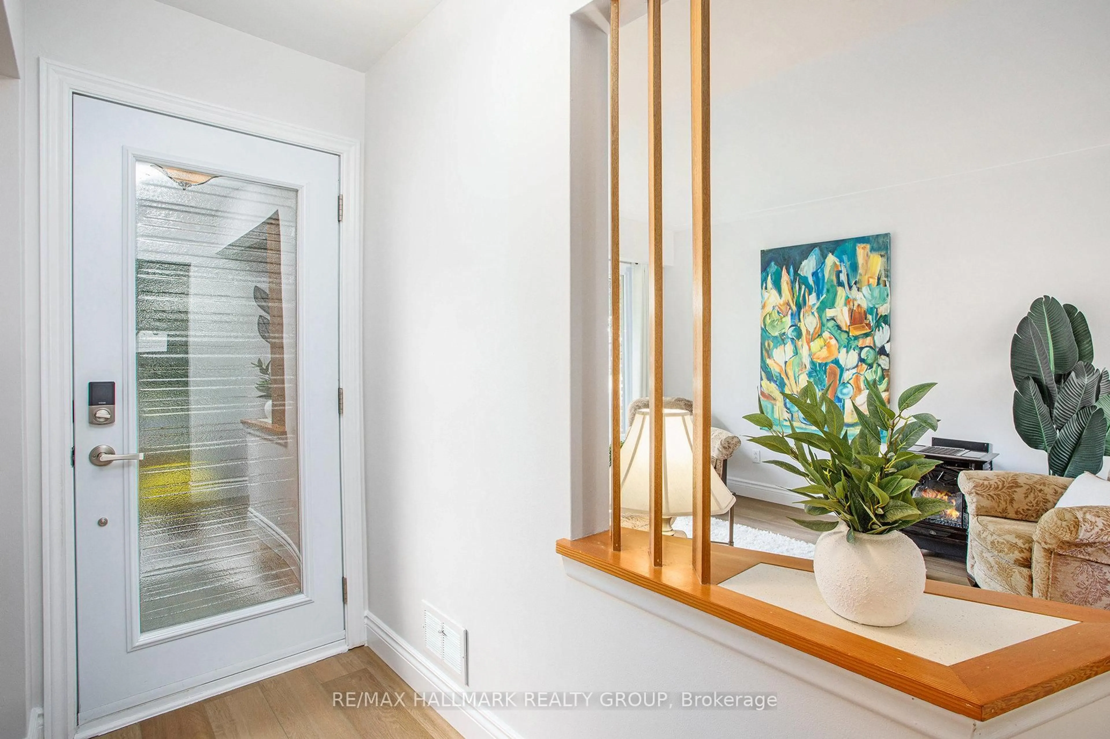 Indoor entryway for 2088 Bangor St, Ottawa Ontario K1G 2X7