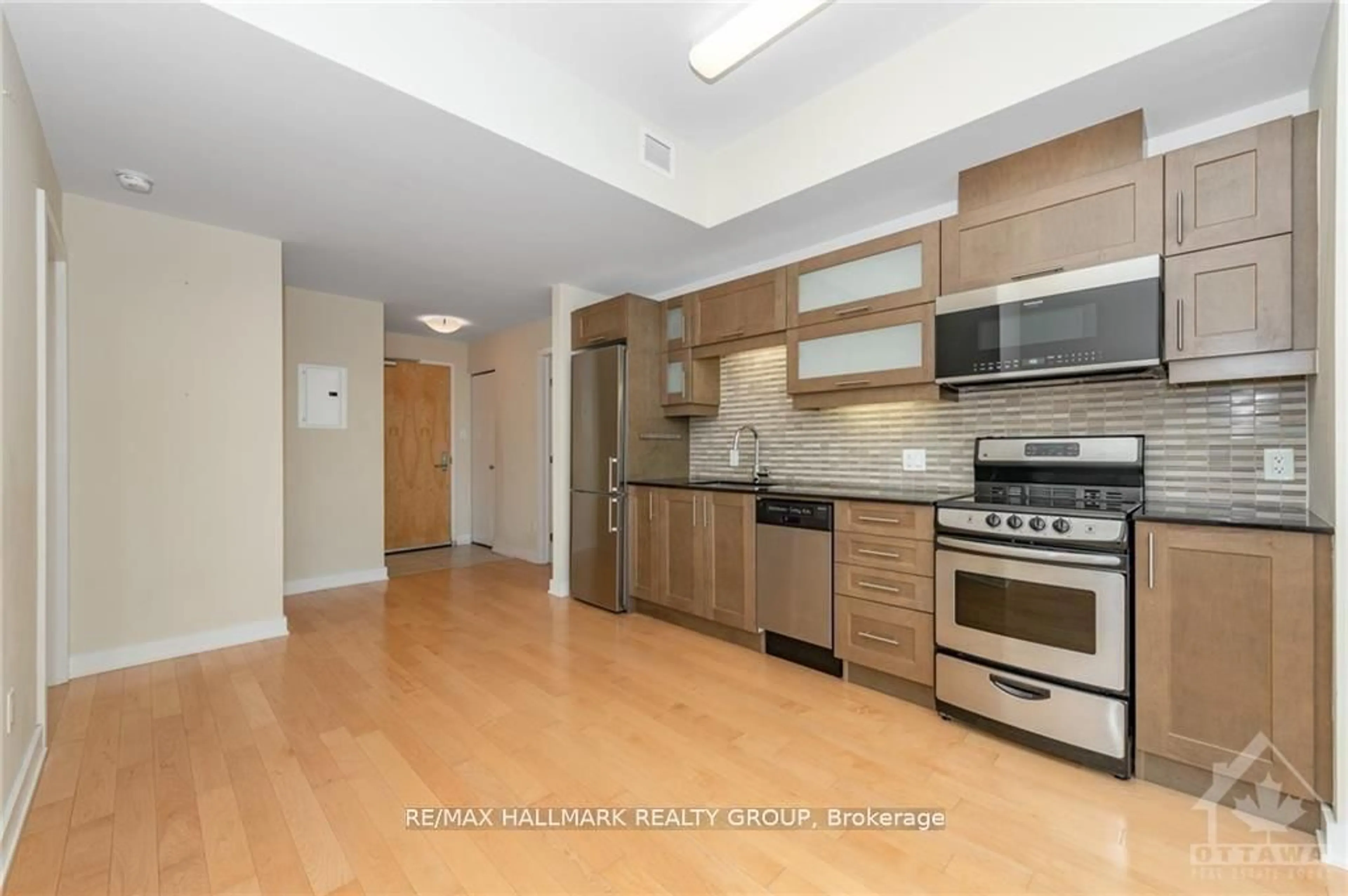 Standard kitchen, unknown for 40 Nepean St #2003, Ottawa Ontario K2P 0X5