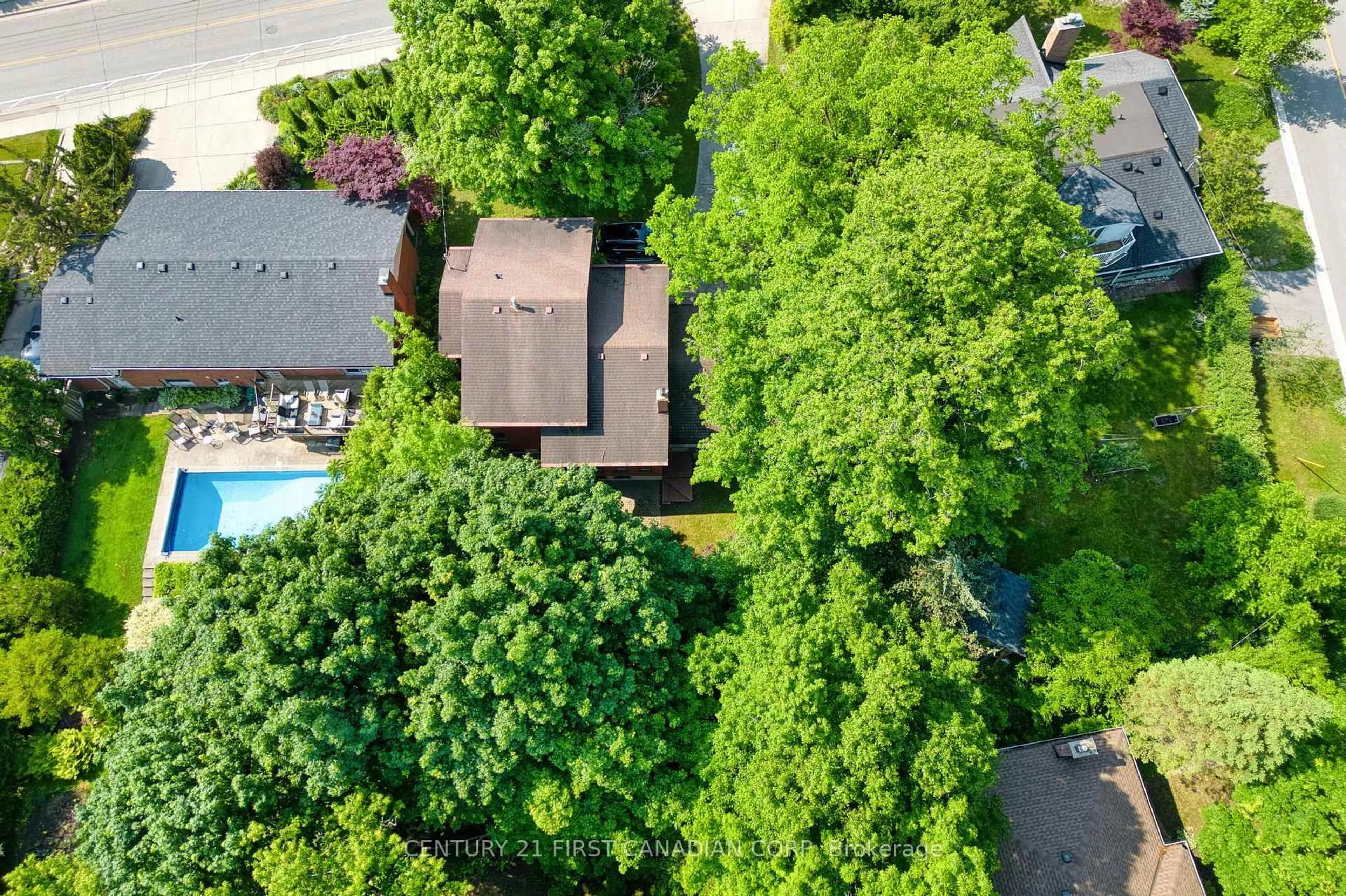 A pic from outside/outdoor area/front of a property/back of a property/a pic from drone, street for 285 Riverside Dr, London North Ontario N6H 1G1