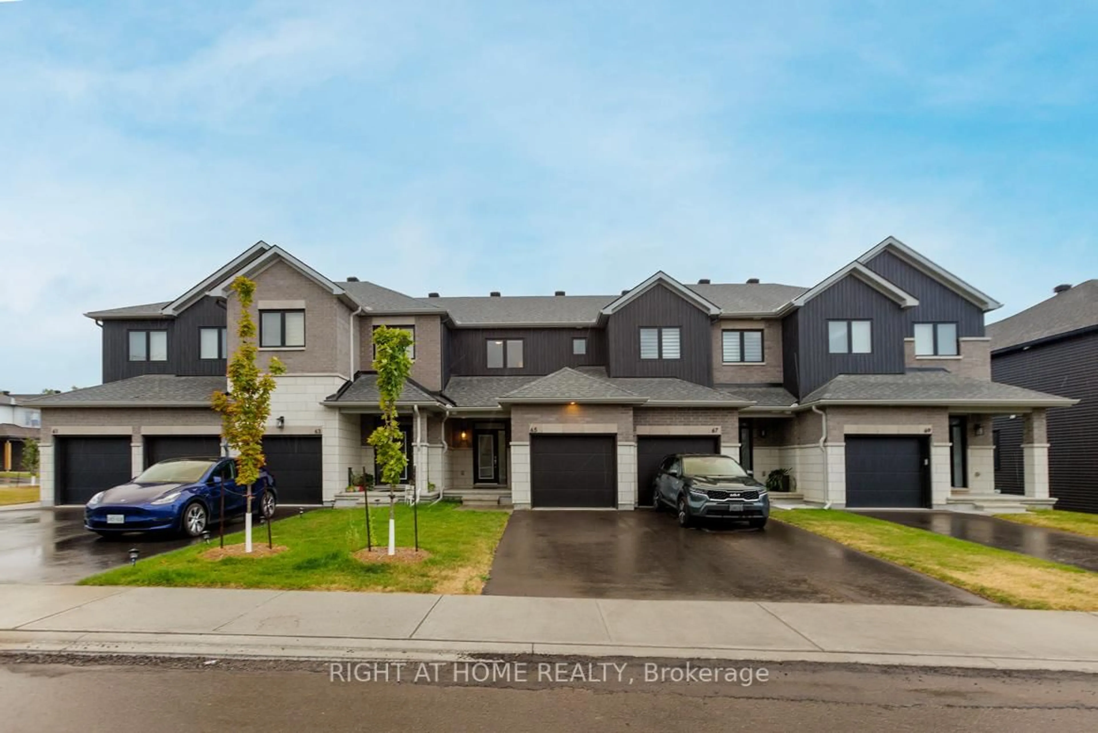 A pic from outside/outdoor area/front of a property/back of a property/a pic from drone, street for 65 Esban Dr, Gloucester Ontario K1X 0H3