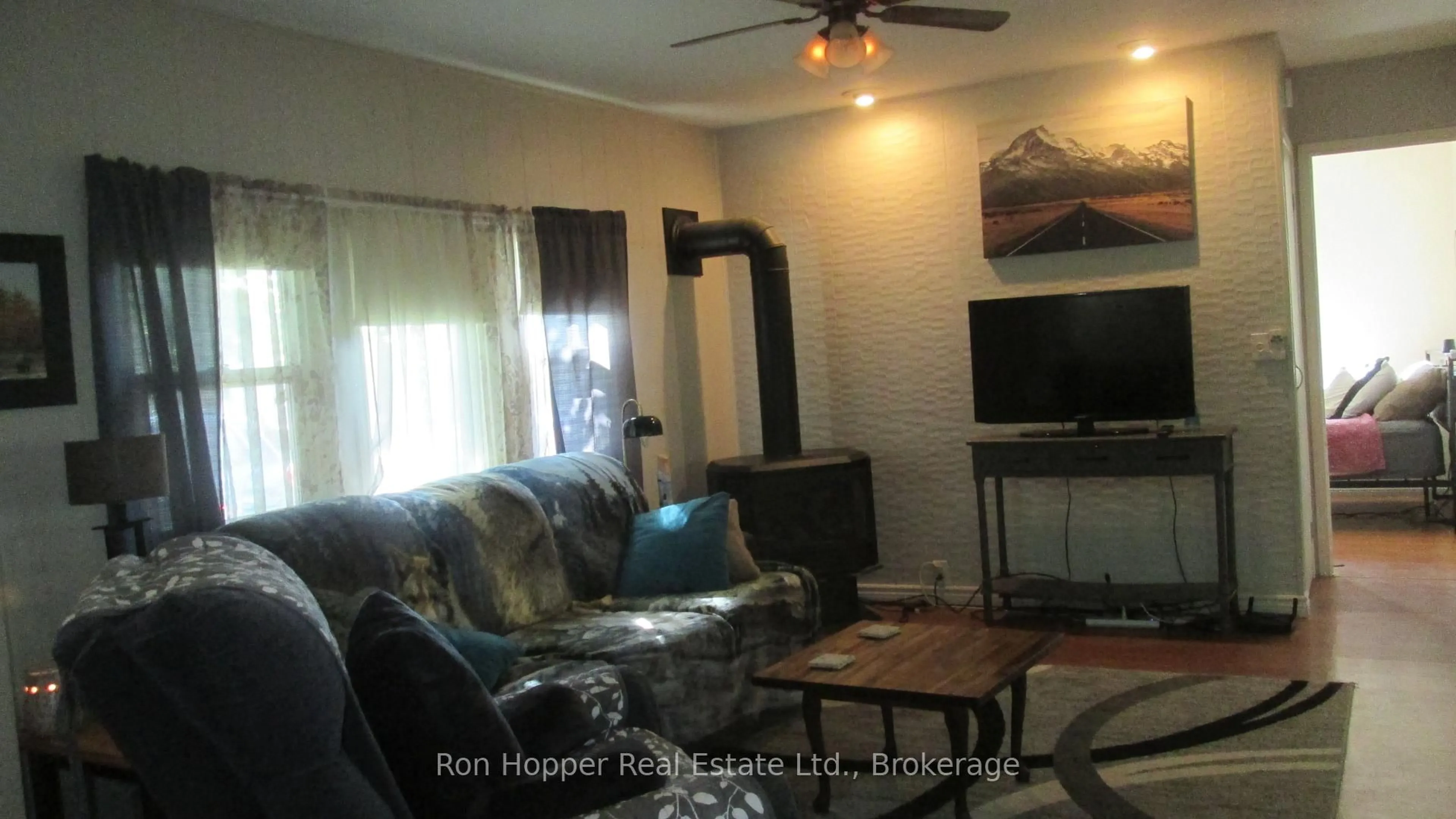 Living room with furniture, unknown for 27 Sussex Sq, Georgian Bluffs Ontario N4K 5N5