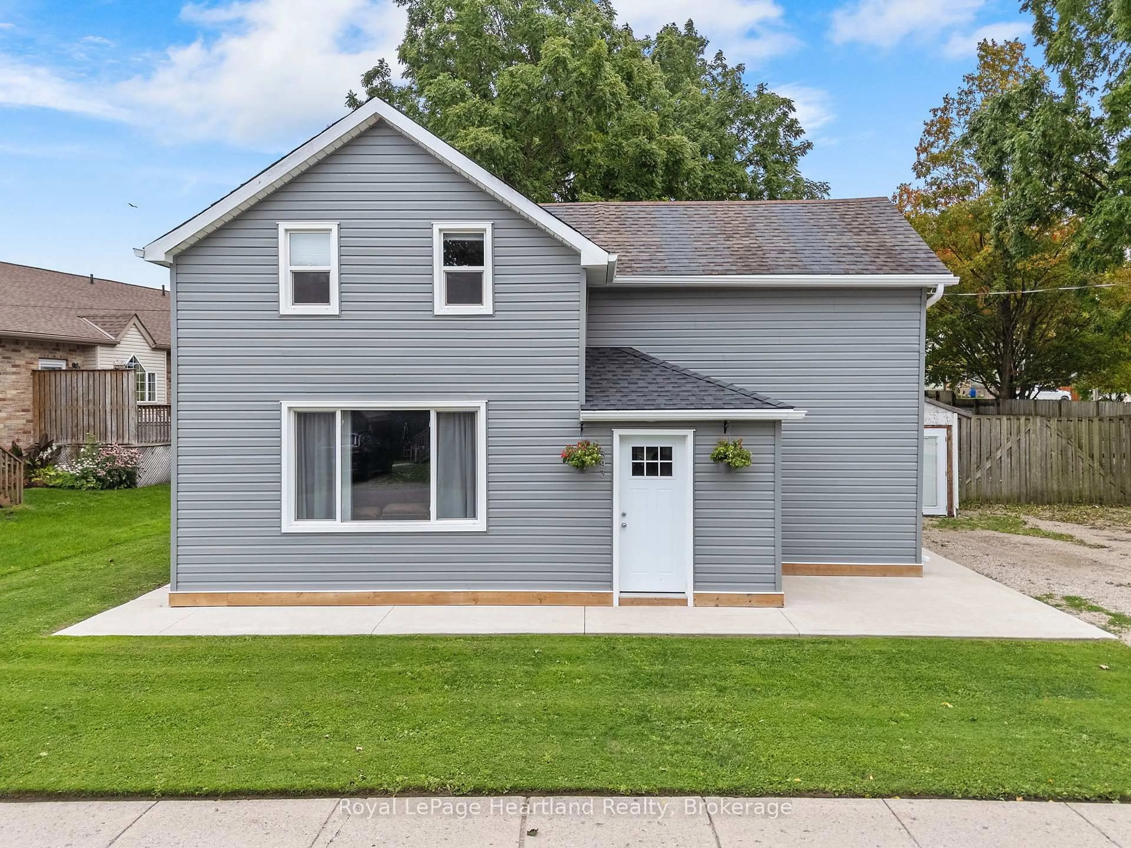 Home with vinyl exterior material, street for 393 Shuter St, North Huron Ontario N0G 2W0