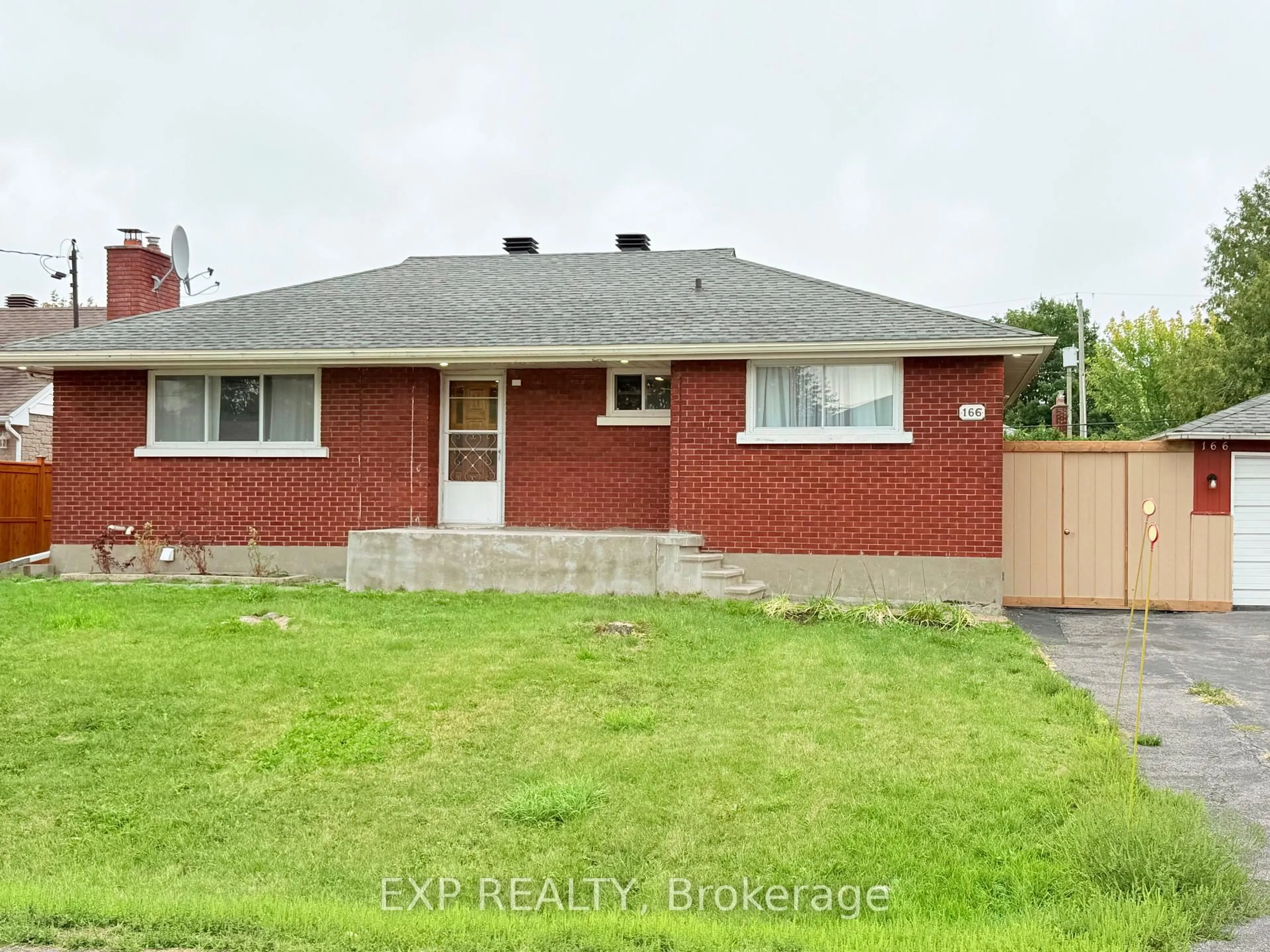 A pic from outside/outdoor area/front of a property/back of a property/a pic from drone, street for 166 Oakridge Blvd, Ottawa Ontario K2G 2V2