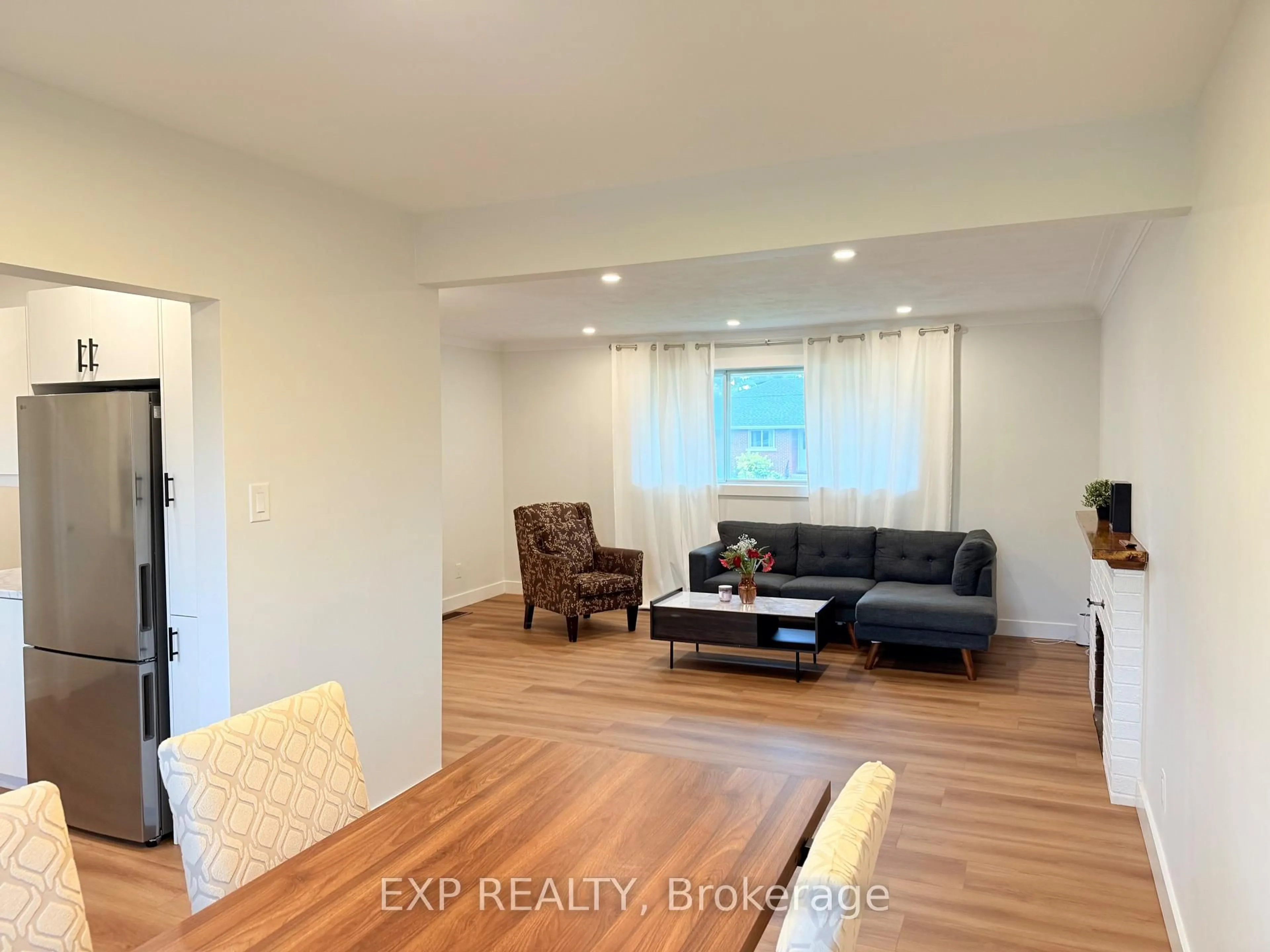 A pic of a room for 166 Oakridge Blvd, Ottawa Ontario K2G 2V2