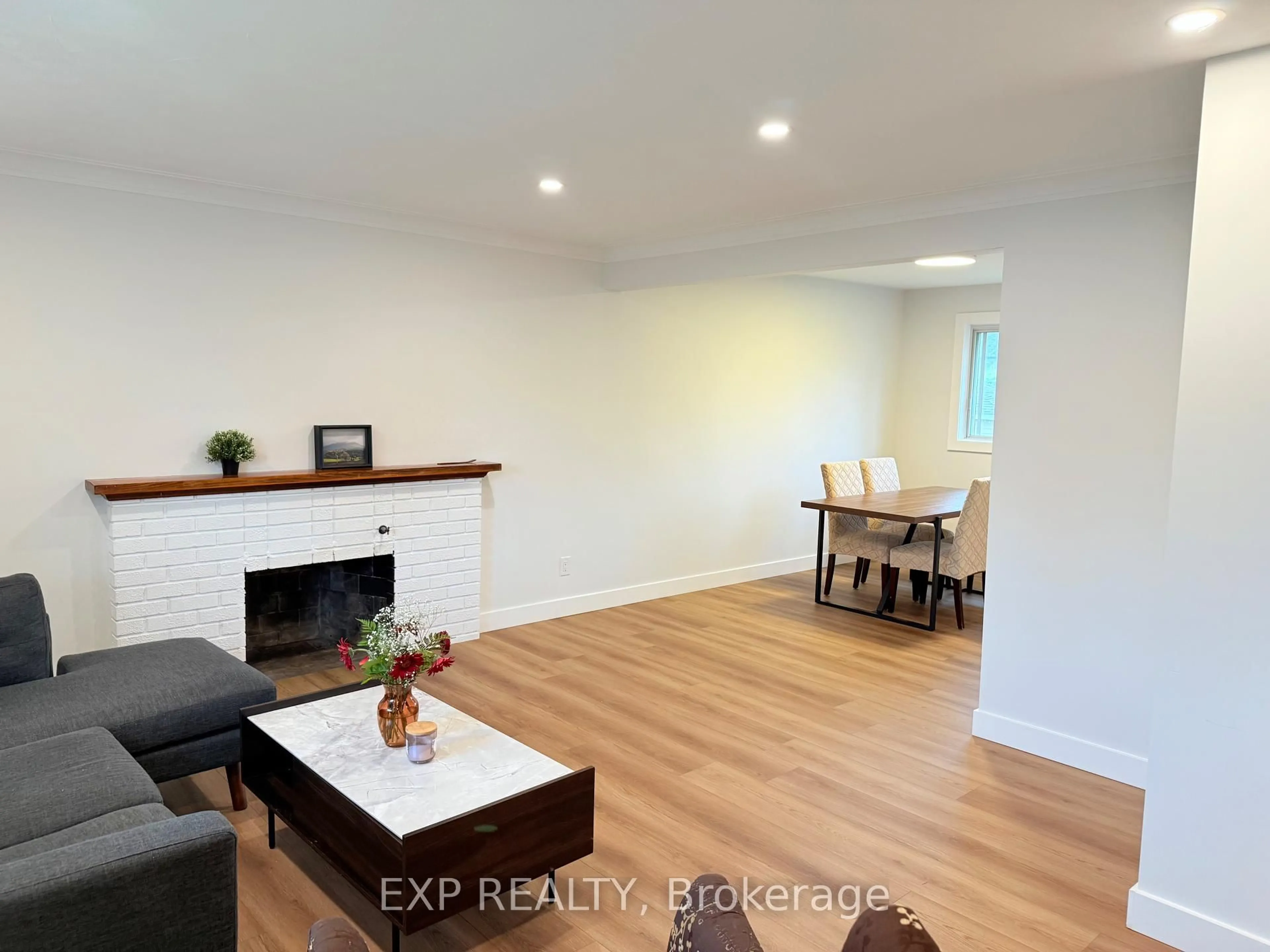 A pic of a room for 166 Oakridge Blvd, Ottawa Ontario K2G 2V2