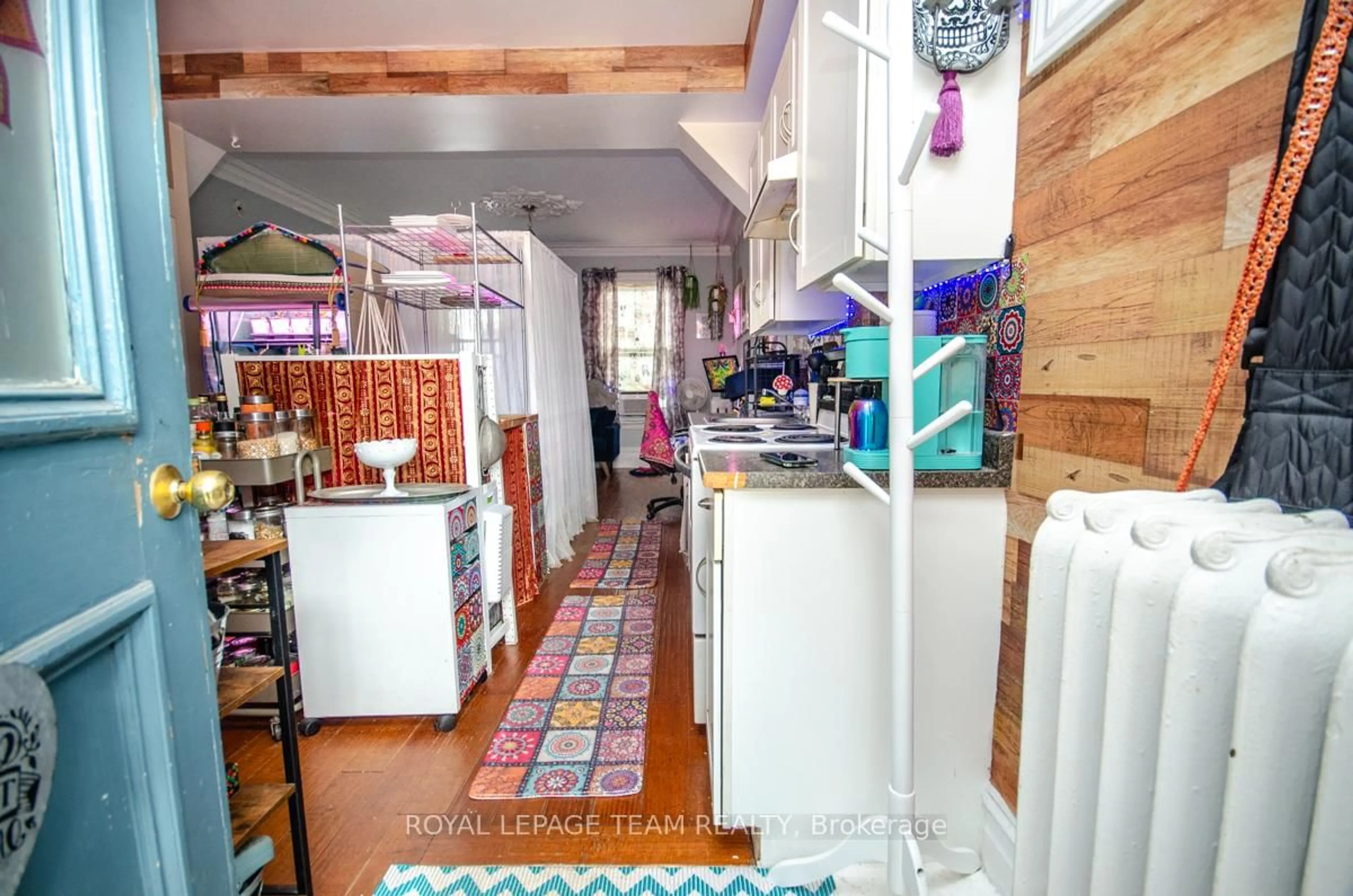 Kitchen with laundary machines, unknown for 46 James St, Ottawa Ontario K2P 0T6