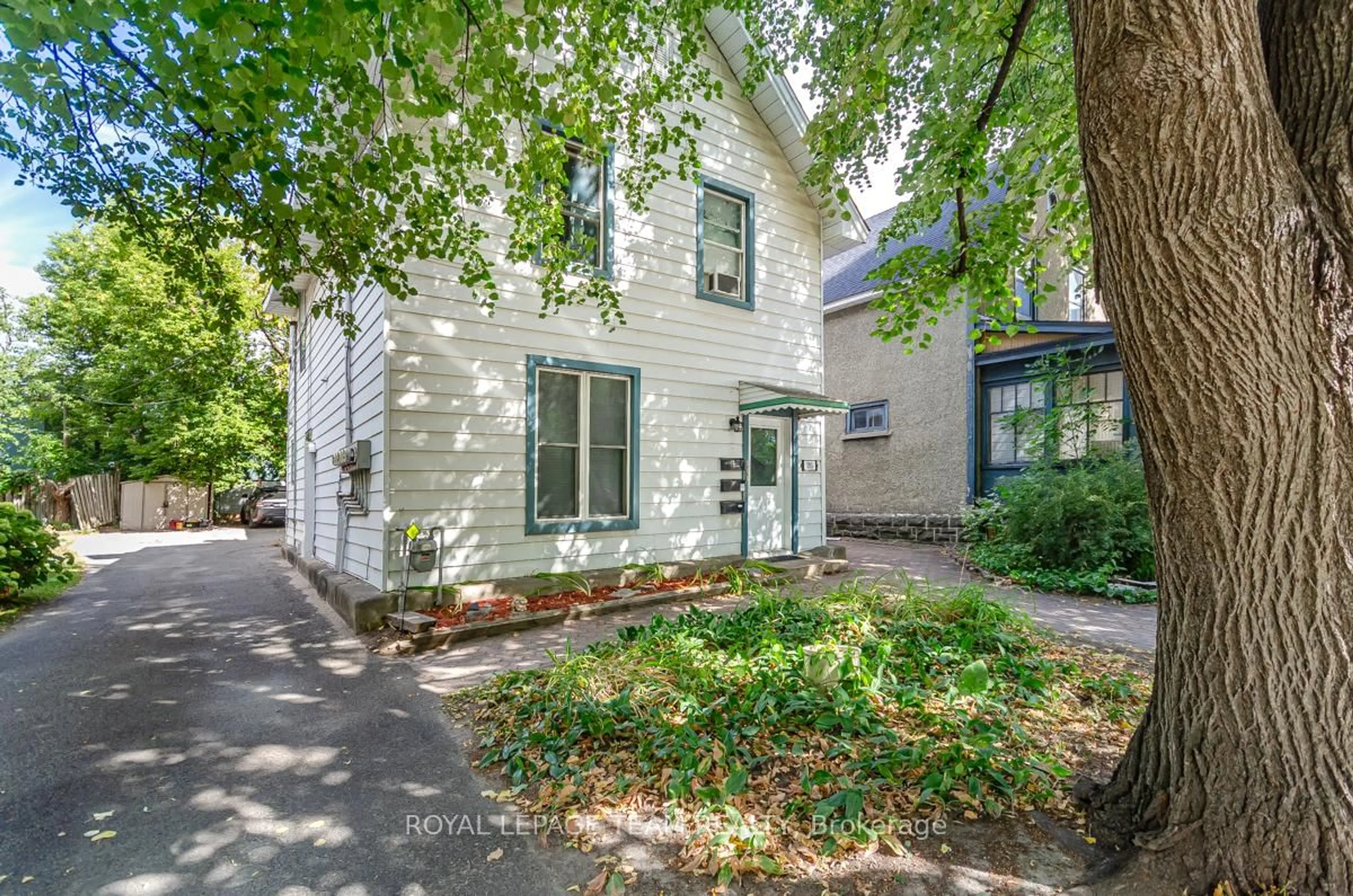 Unknown for 395 Mcleod St, Ottawa Ontario K2P 1A5