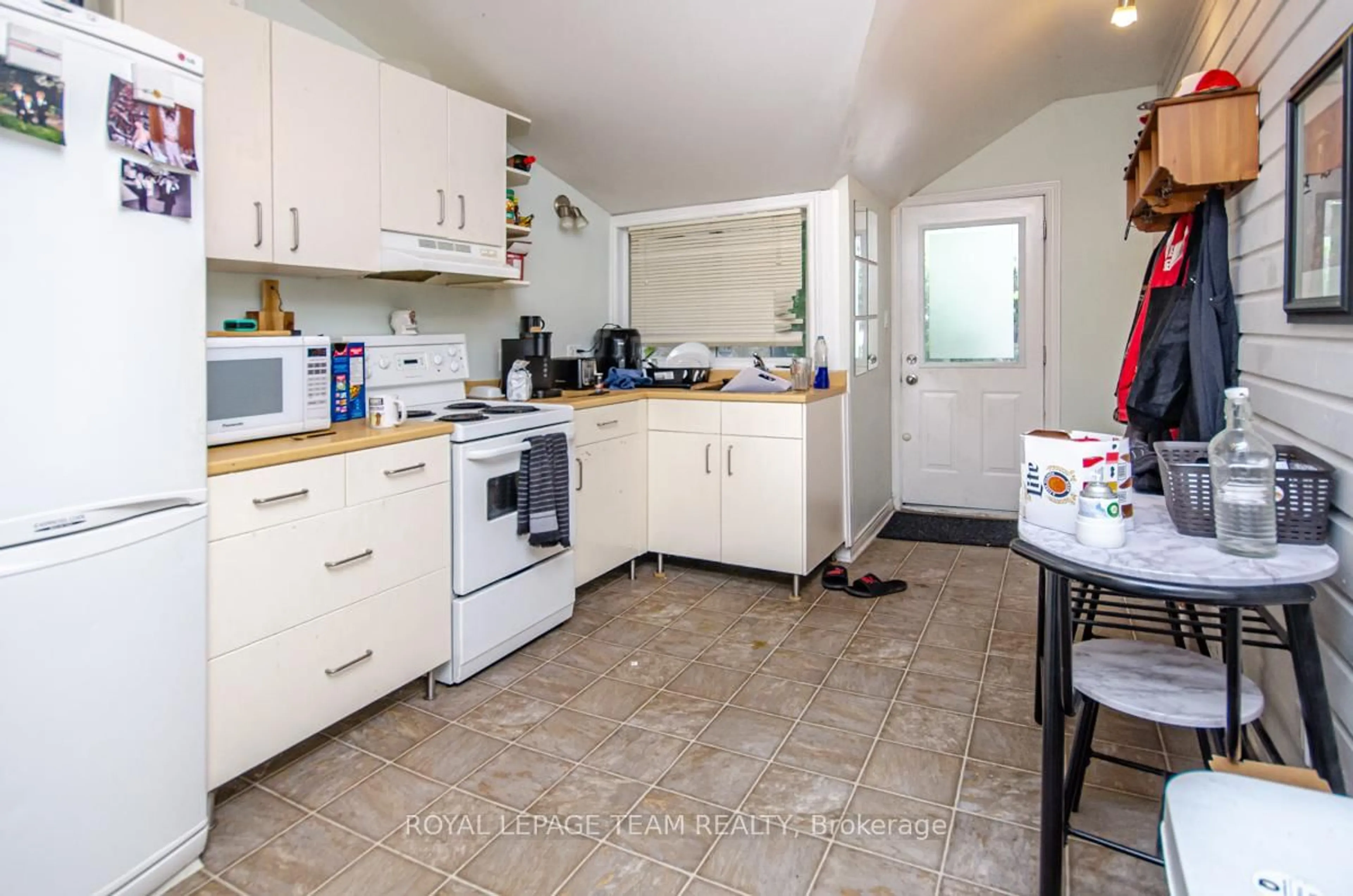 Standard kitchen, unknown for 395 Mcleod St, Ottawa Ontario K2P 1A5