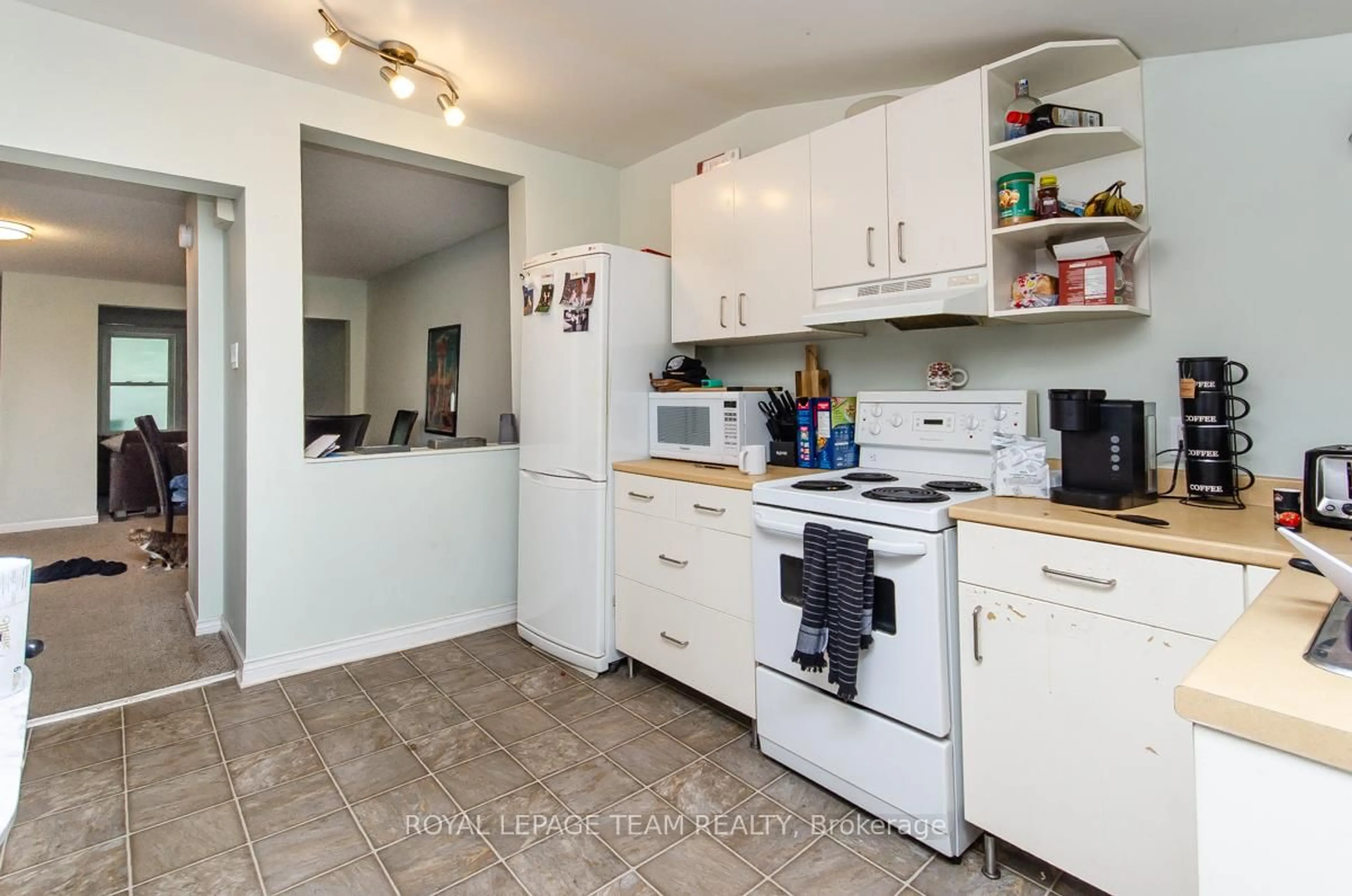 Standard kitchen, ceramic/tile floor for 395 Mcleod St, Ottawa Ontario K2P 1A5
