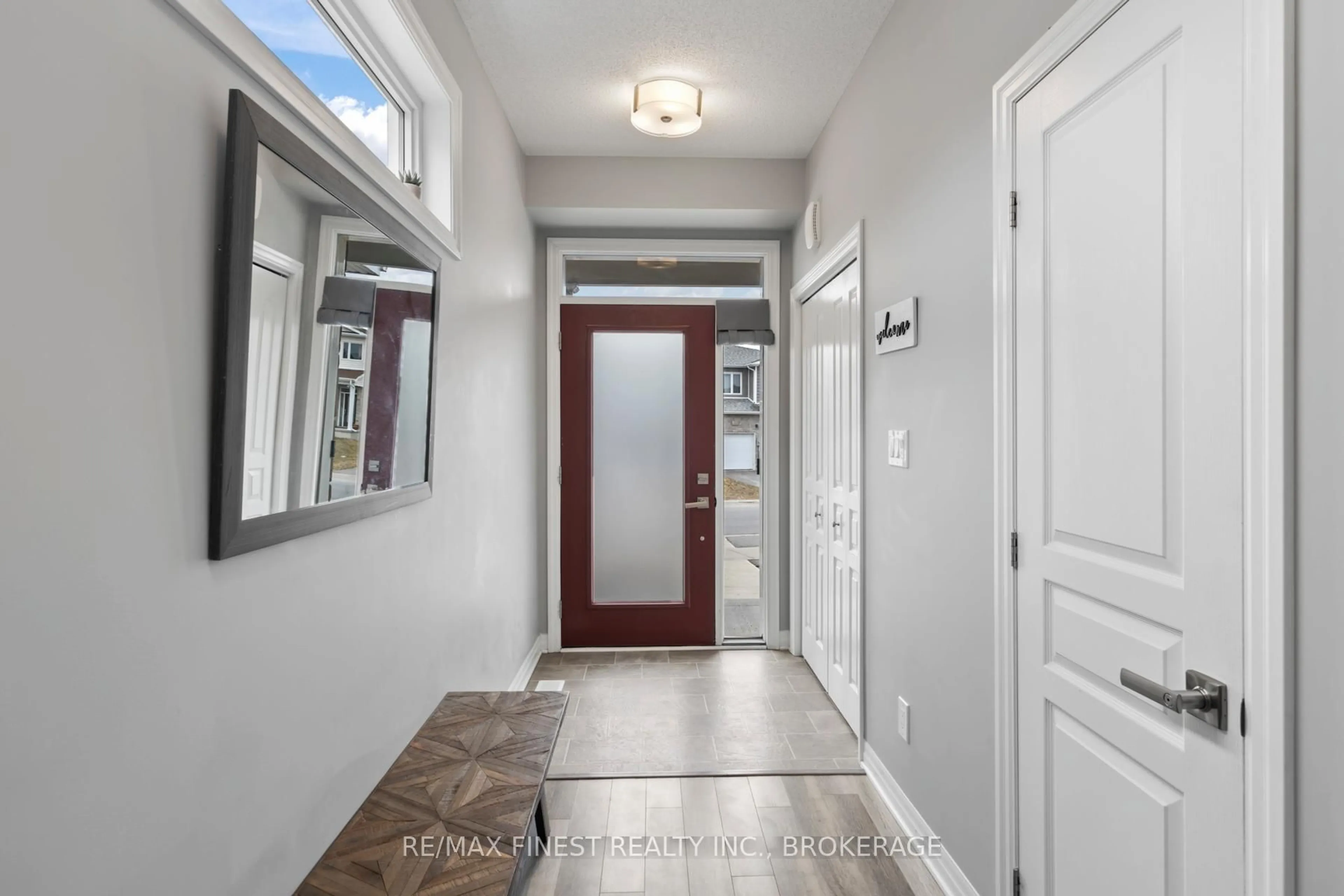Indoor entryway for 1376 Tremont Dr, Kingston Ontario K7P 0M6