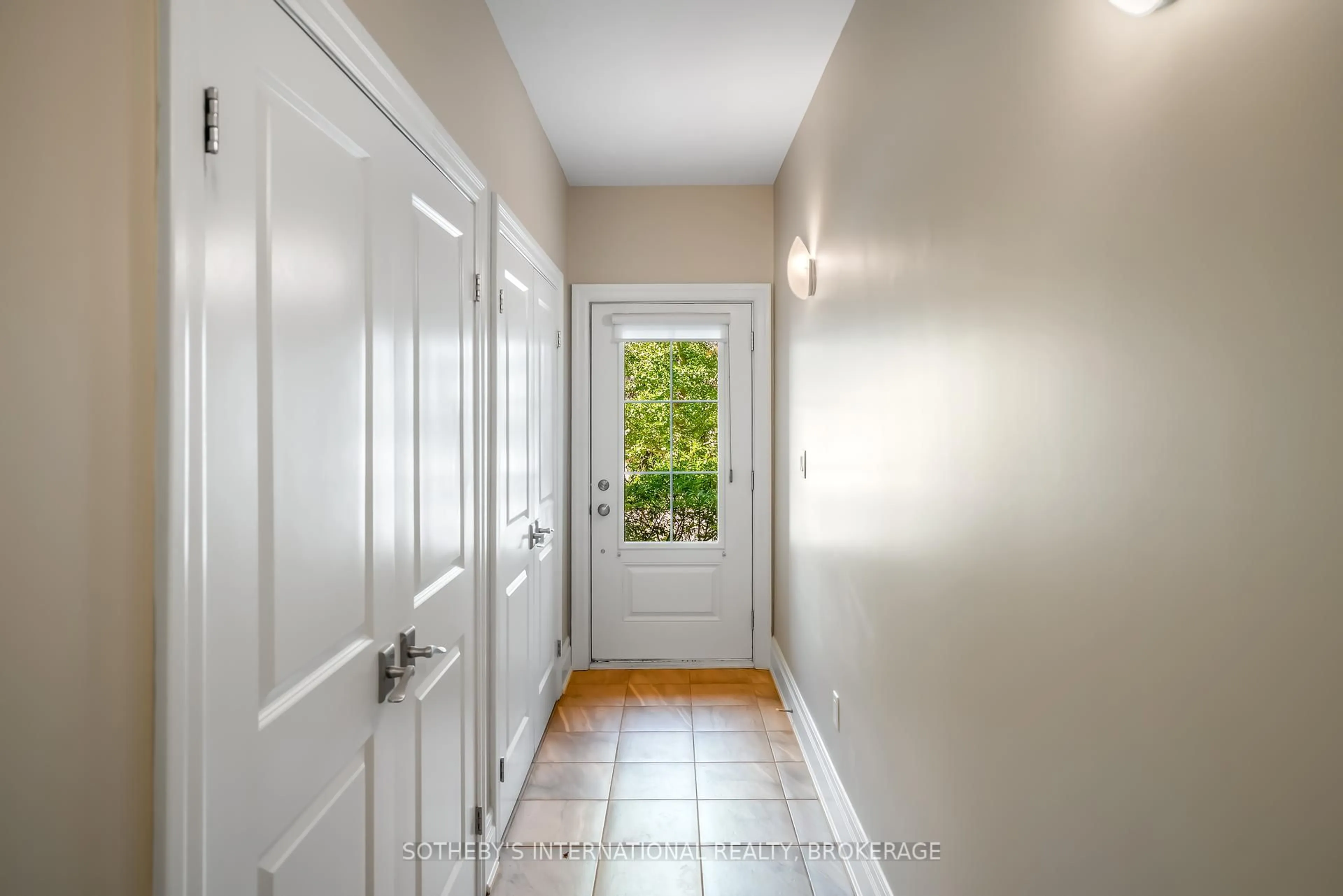 Indoor entryway for 11 Aberdeen Lane, Niagara-on-the-Lake Ontario L0S 1J0