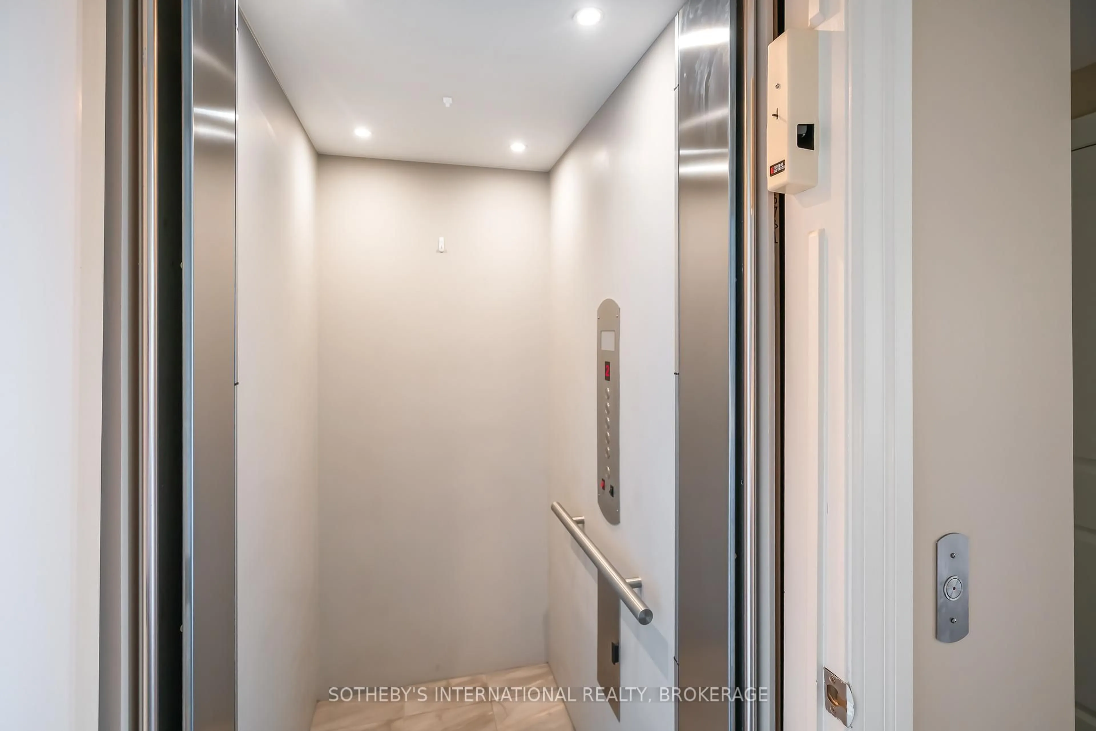 Indoor foyer for 11 Aberdeen Lane, Niagara-on-the-Lake Ontario L0S 1J0